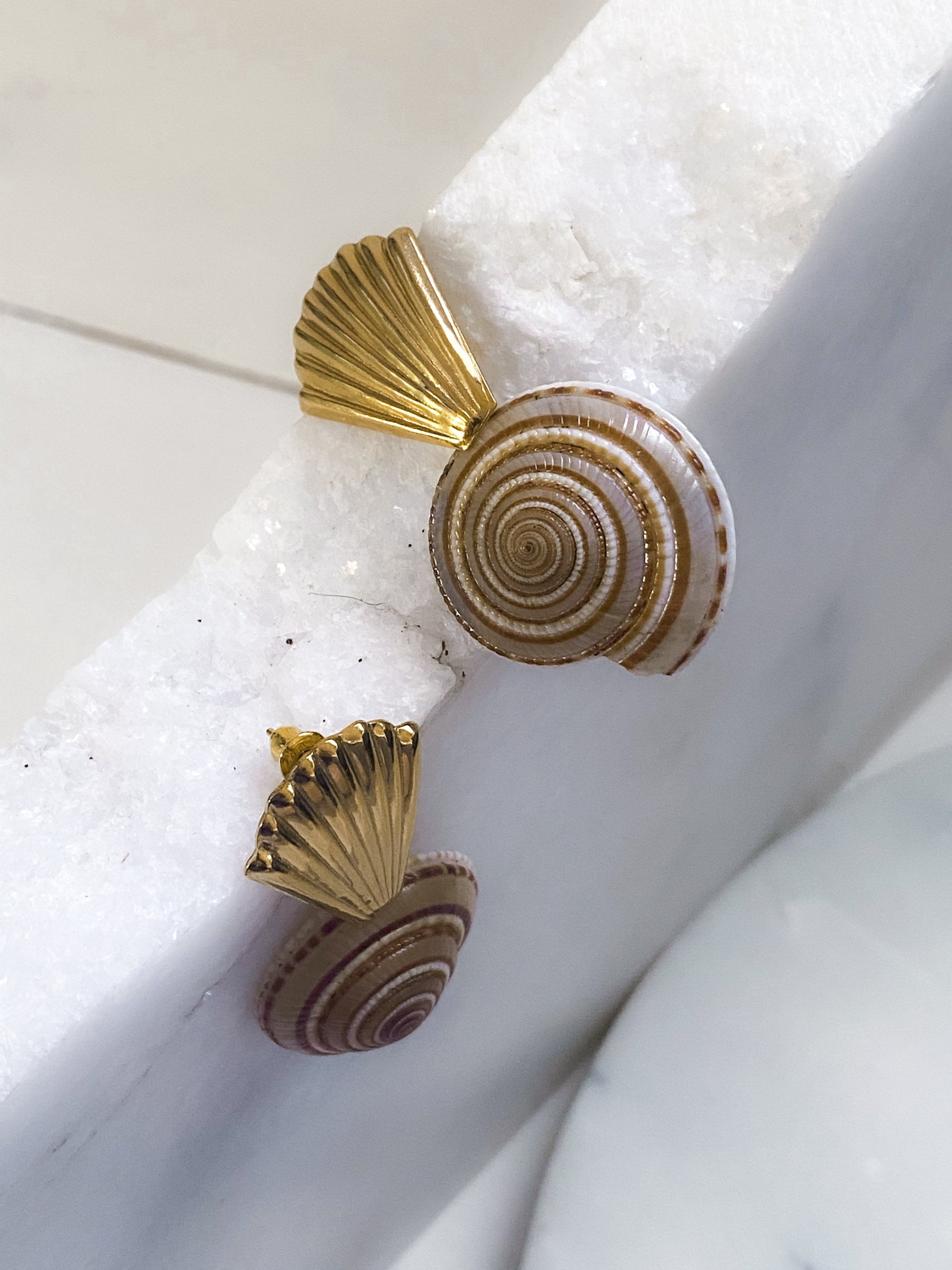 Big gold clam stud earrings with natural sea shells, Siren core aesthetic jewelry, Summer festive Little mermaid jewelry, Gift for her, GALI