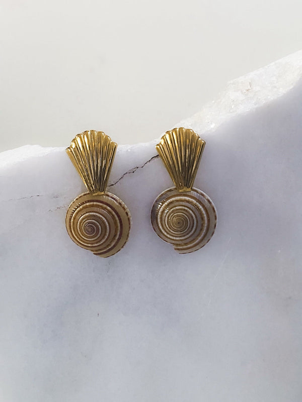 Big gold clam stud earrings with natural sea shells, Siren core aesthetic jewelry, Summer festive Little mermaid jewelry, Gift for her, GALI