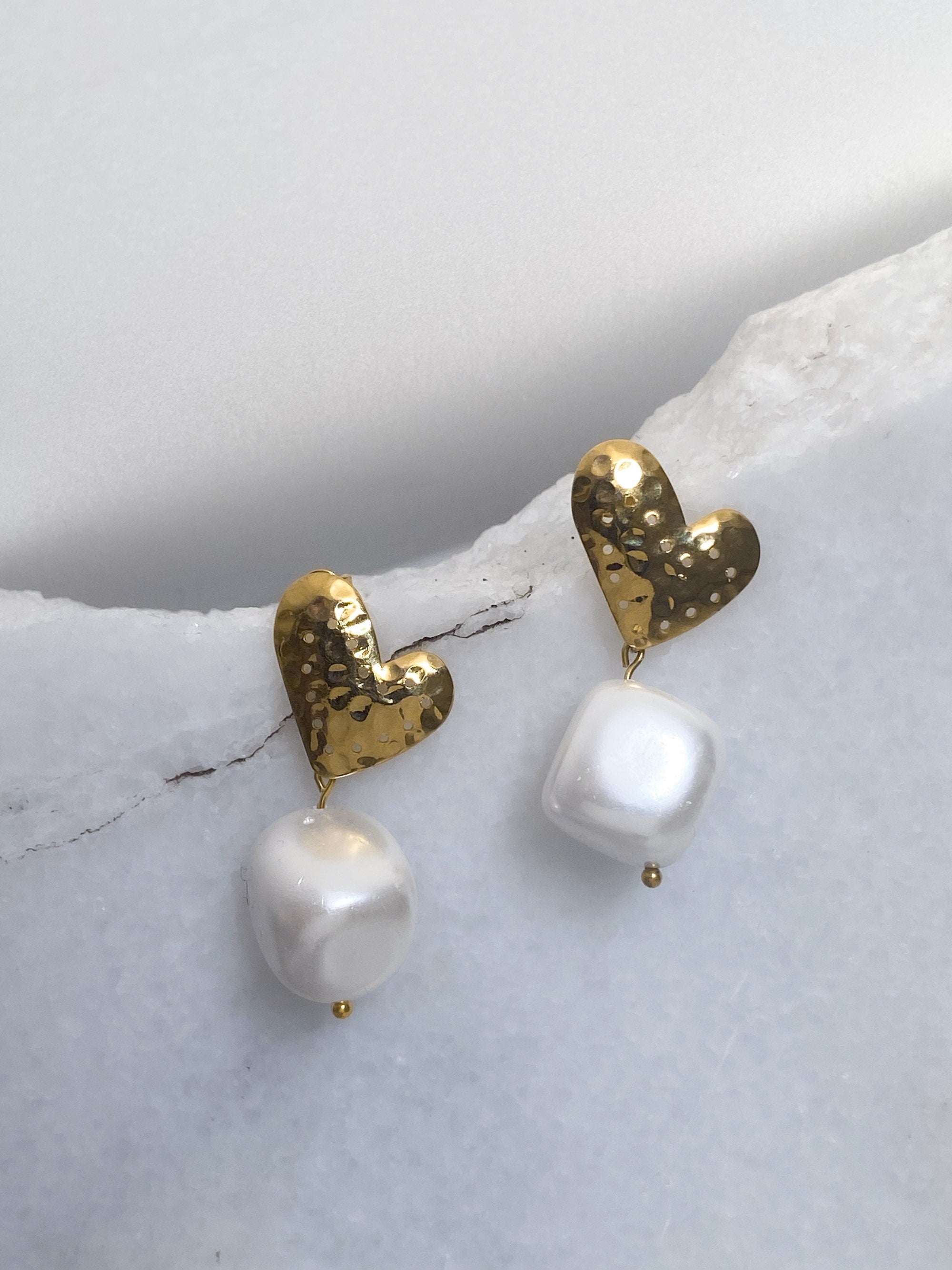 Gold heart stud earring with big pearls, Handmade earrings for mum gift, Anniversary gift for her, Romantic wedding vintage style, AGLAÏA