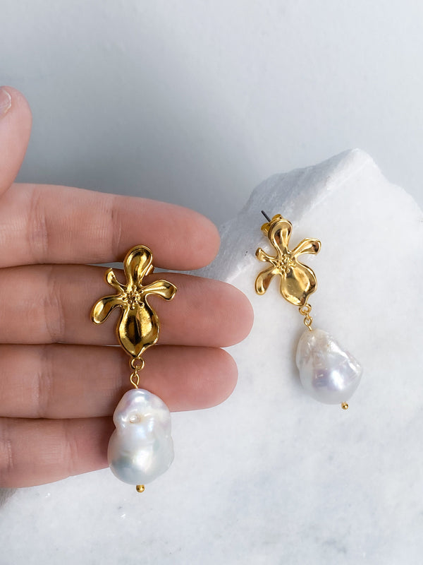 Baroque pearl flower stud earrings, Big freshwater pearl earrings, Big gold flower studs, Handmade wedding earrings, Gift for mum, ULA