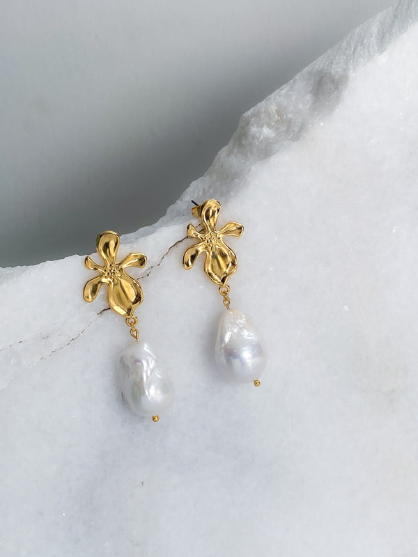 Baroque pearl flower stud earrings, Big freshwater pearl earrings, Big gold flower studs, Handmade wedding earrings, Gift for mum, ULA