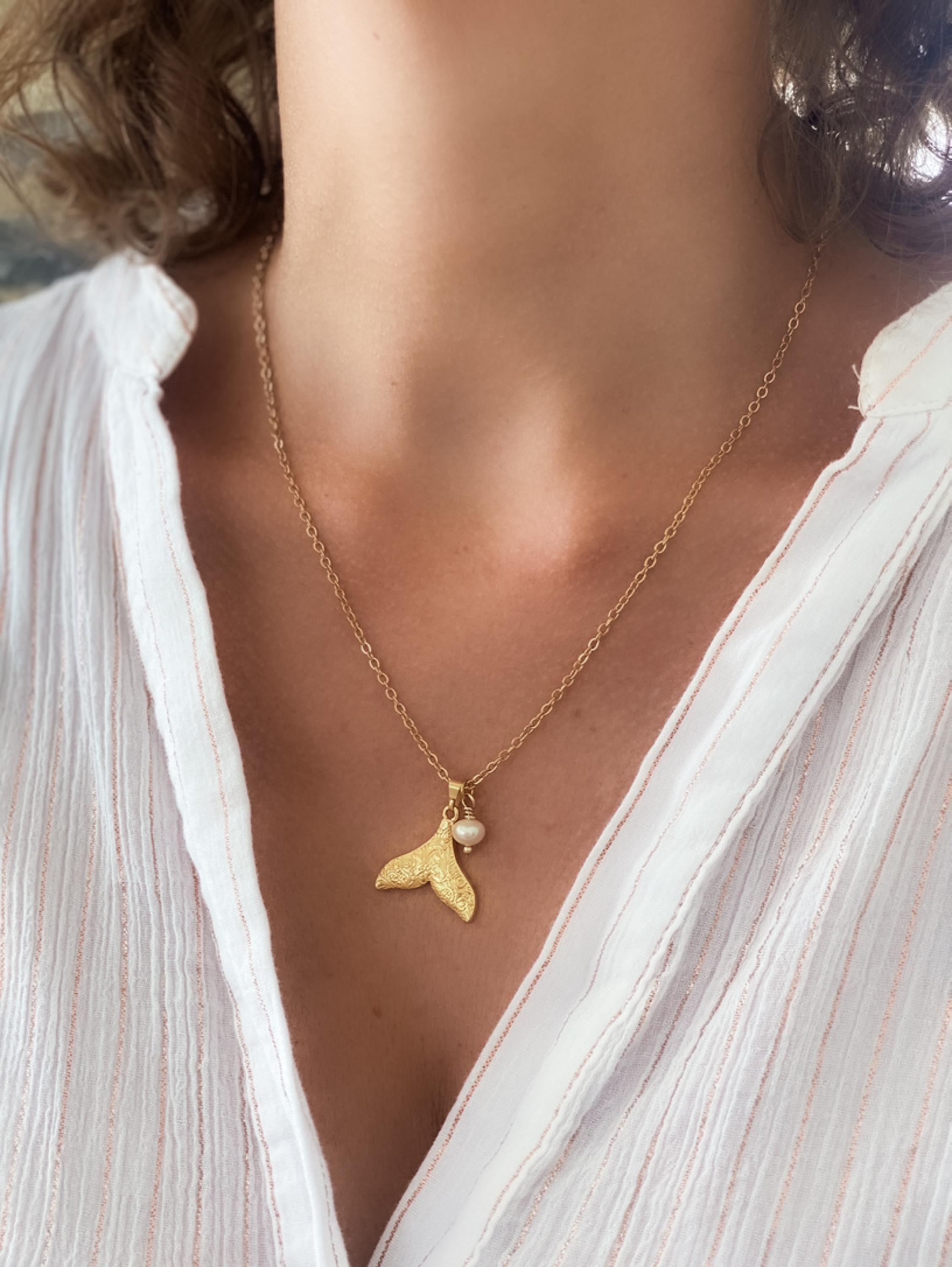 Gold Wale's tale Chain Necklace with a pearl charm, Mermaid core Jewelry, Summer Necklace, Siren Core Necklace, Birthday Gift for Her, KYE