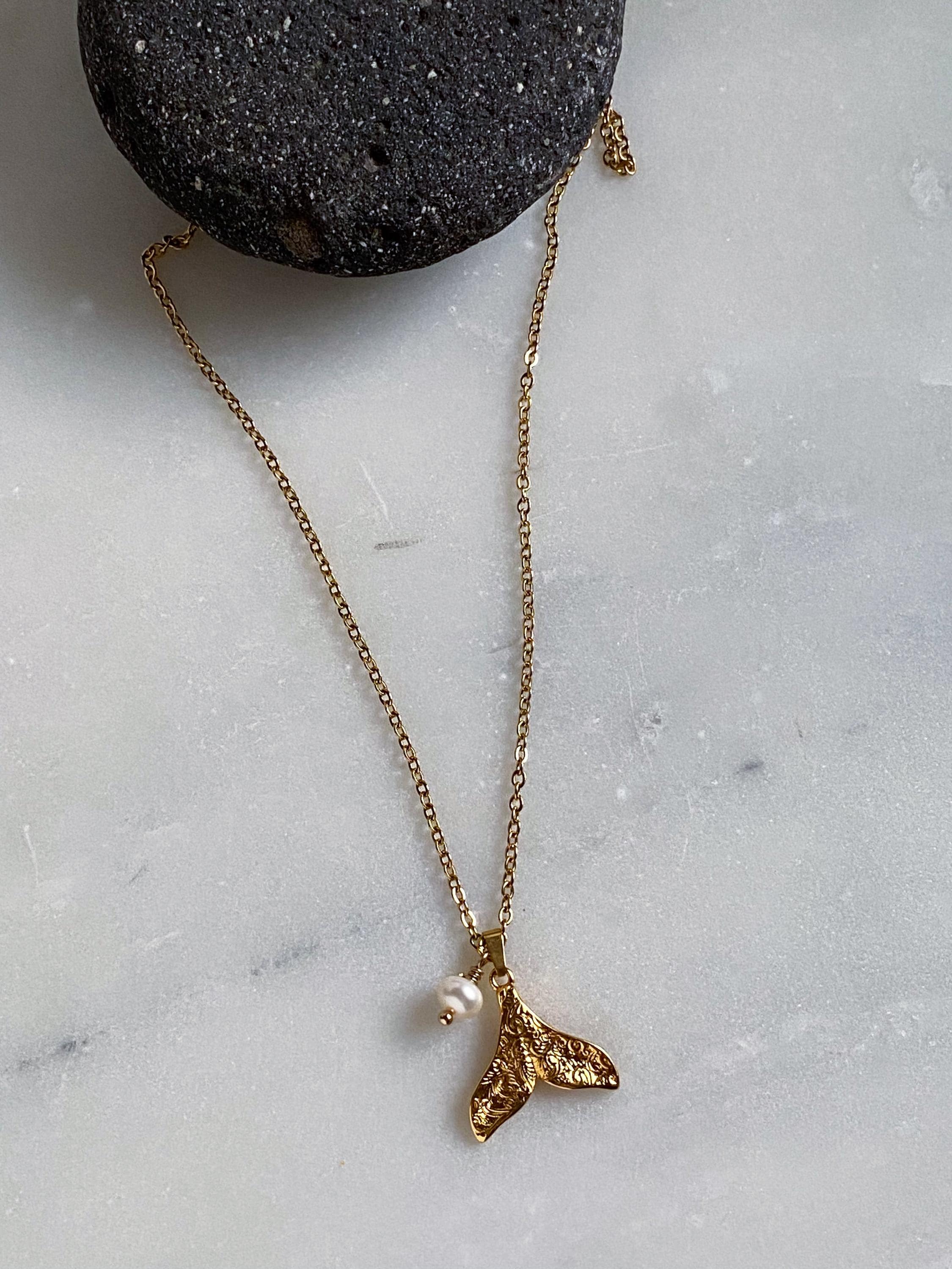 Gold Wale's tale Chain Necklace with a pearl charm, Mermaid core Jewelry, Summer Necklace, Siren Core Necklace, Birthday Gift for Her, KYE