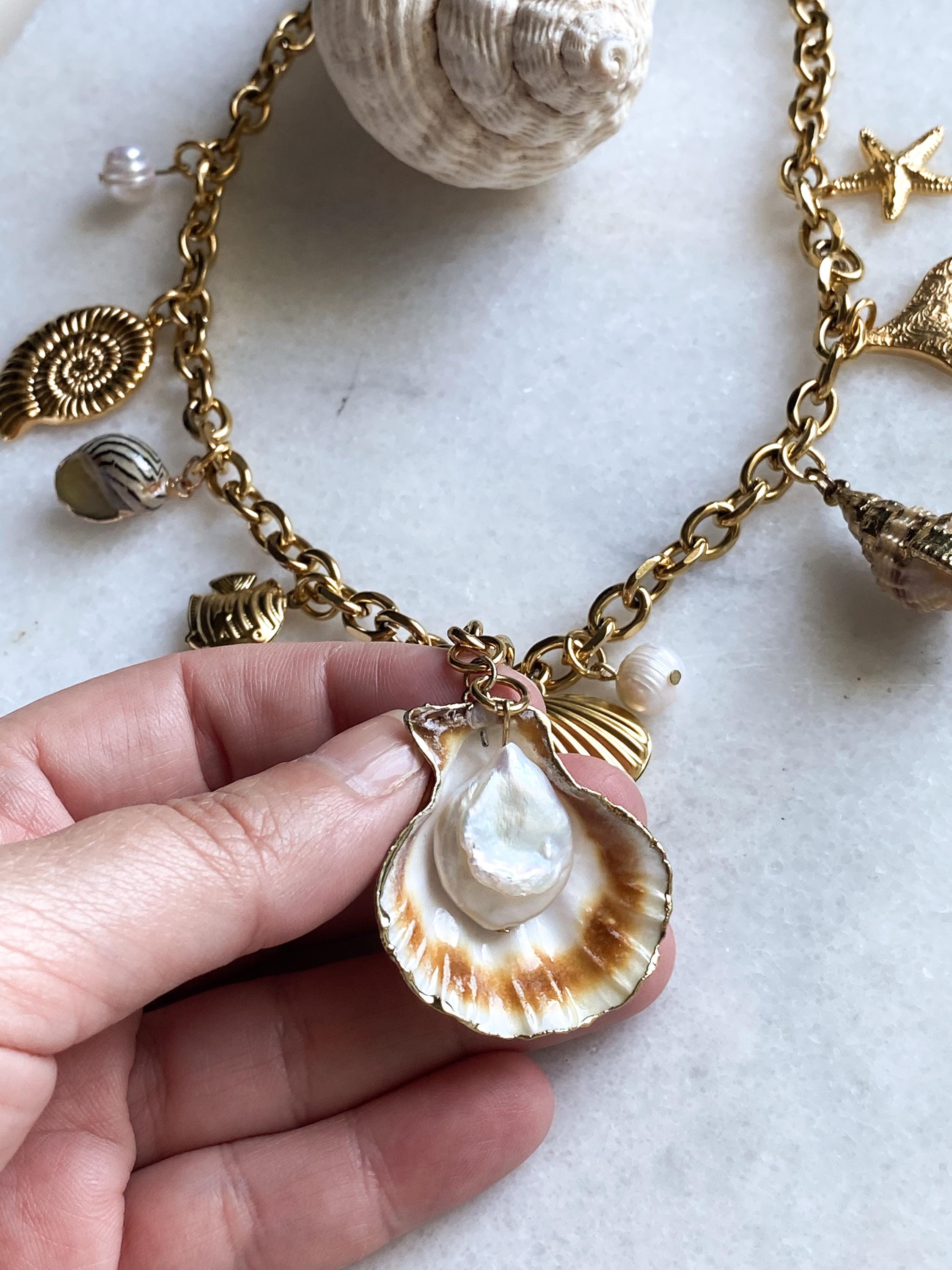 Sea Shell charm necklace, Chunky Gold chain necklace with shells, Baroque Pearl Summer necklace, Mermaid Jewelry, Gift for her, SIRENA