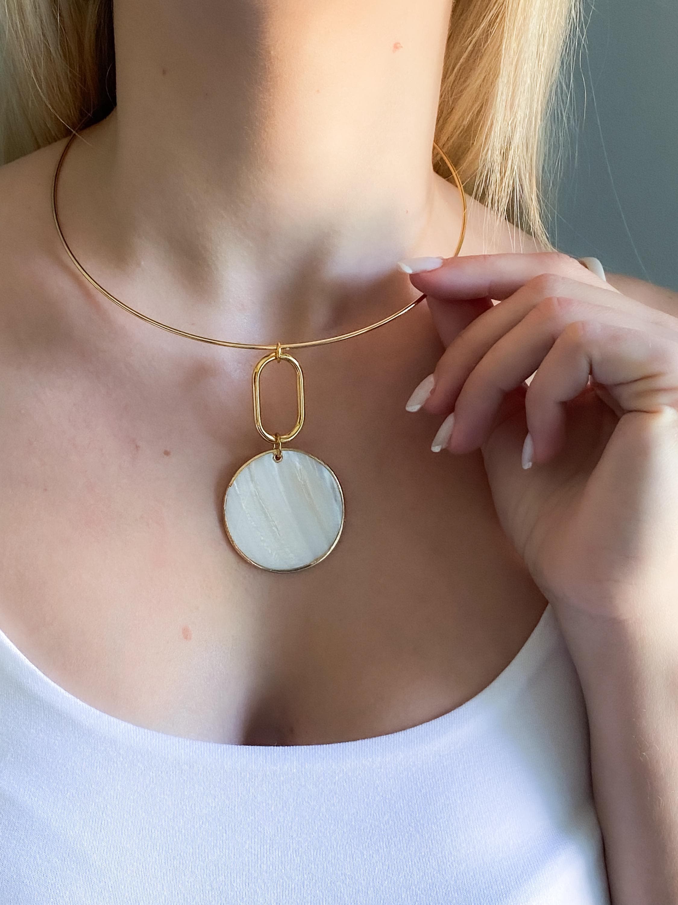 Round sea shell pendant Necklace, Big Mother of Pearl collar Necklace, Bridal summer Necklace, Siren mermaid core aesthetic, Mum Gift, MARIS