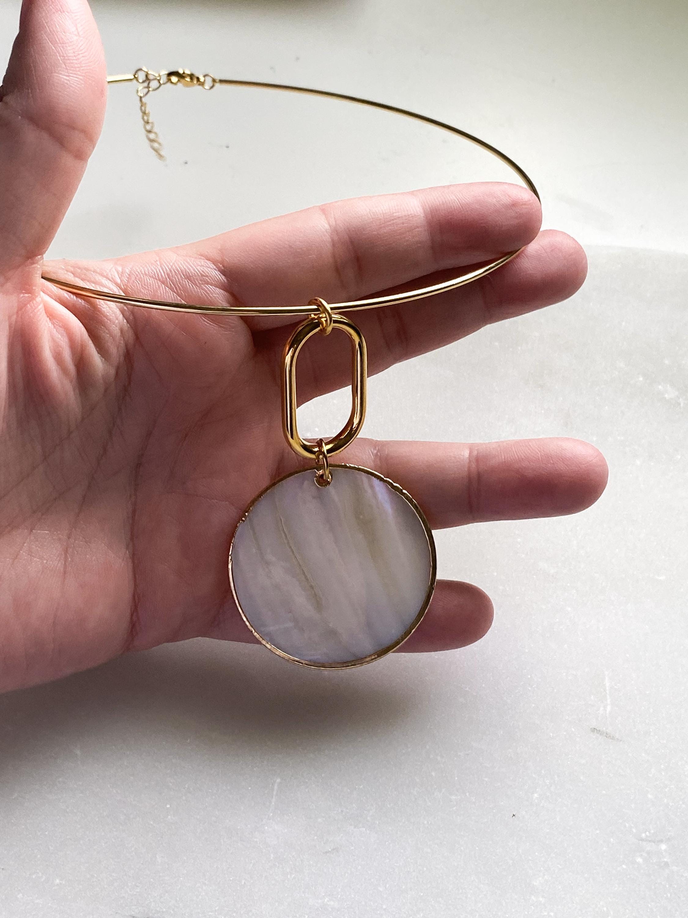 Round sea shell pendant Necklace, Big Mother of Pearl collar Necklace, Bridal summer Necklace, Siren mermaid core aesthetic, Mum Gift, MARIS