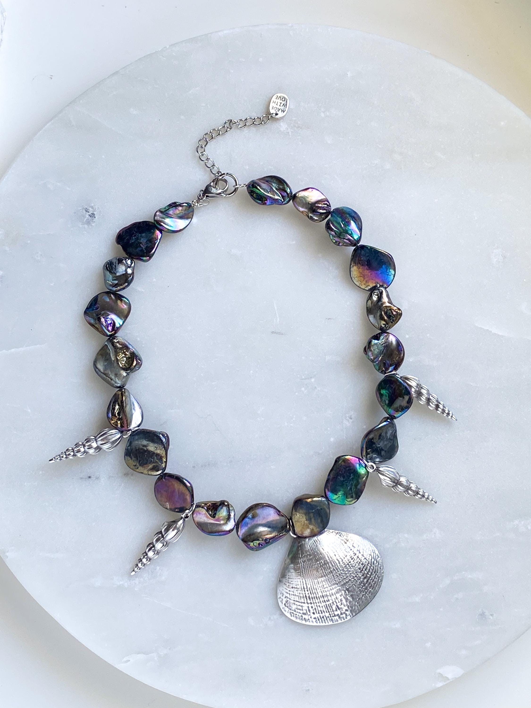 Silver Chunky clam shell Pendant Necklace, Black Shells beads Necklace, Silver tower shell charms, Beach necklace, Girlfriend Gift, NERIDA