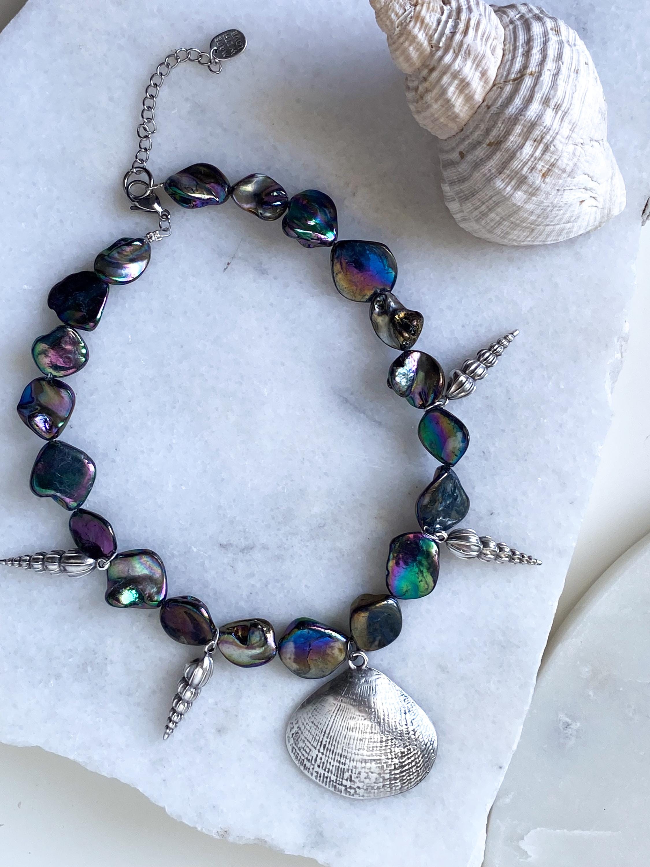 Silver Chunky clam shell Pendant Necklace, Black Shells beads Necklace, Silver tower shell charms, Beach necklace, Girlfriend Gift, NERIDA