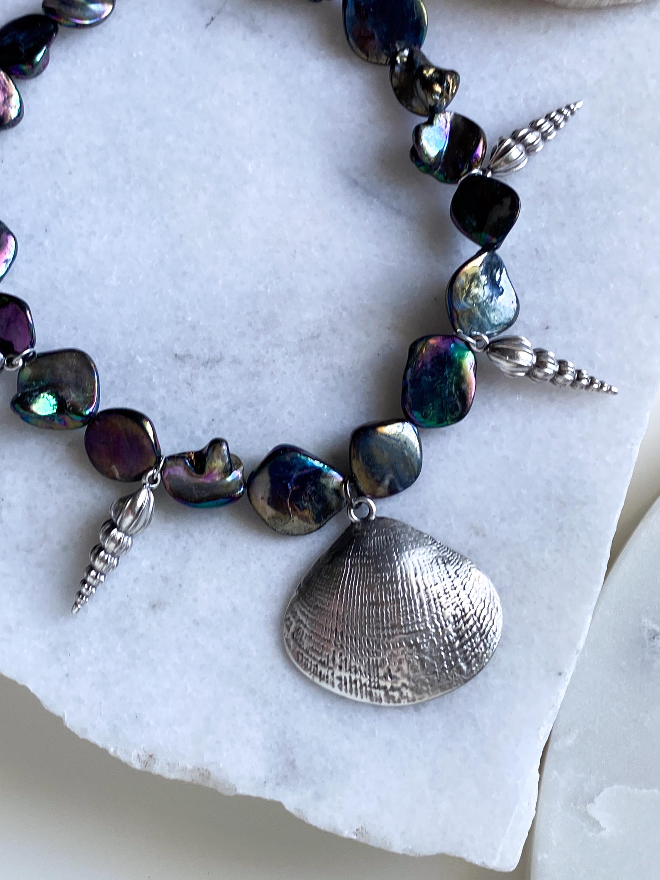 Silver Chunky clam shell Pendant Necklace, Black Shells beads Necklace, Silver tower shell charms, Beach necklace, Girlfriend Gift, NERIDA