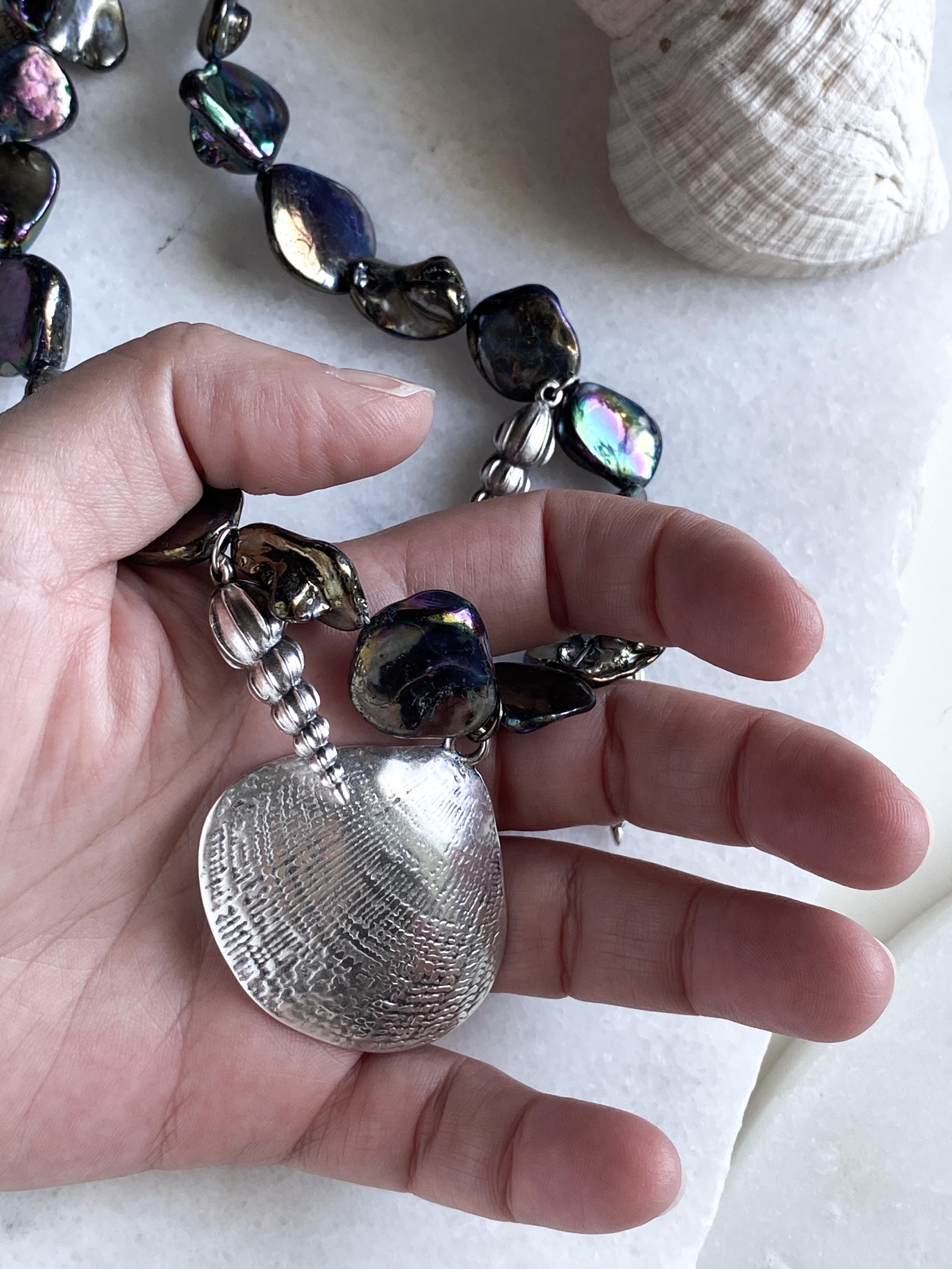 Silver Chunky clam shell Pendant Necklace, Black Shells beads Necklace, Silver tower shell charms, Beach necklace, Girlfriend Gift, NERIDA