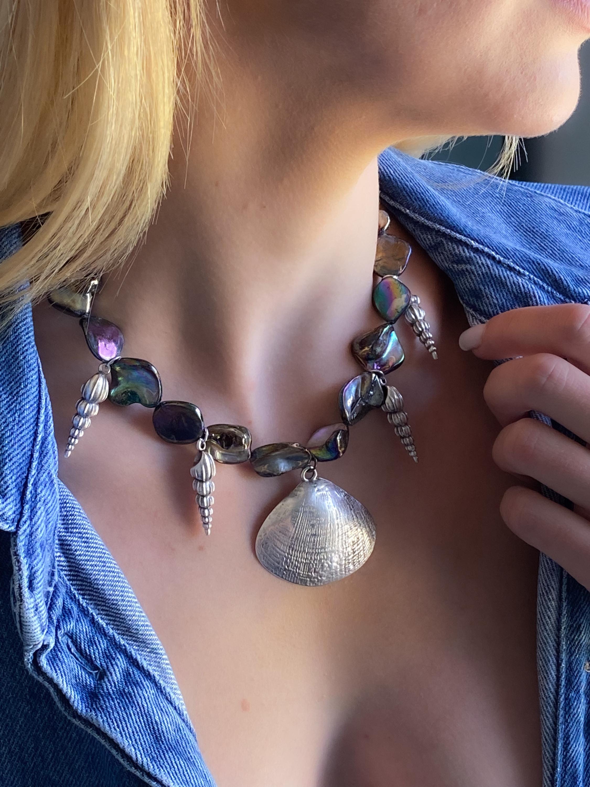 Silver Chunky clam shell Pendant Necklace, Black Shells beads Necklace, Silver tower shell charms, Beach necklace, Girlfriend Gift, NERIDA