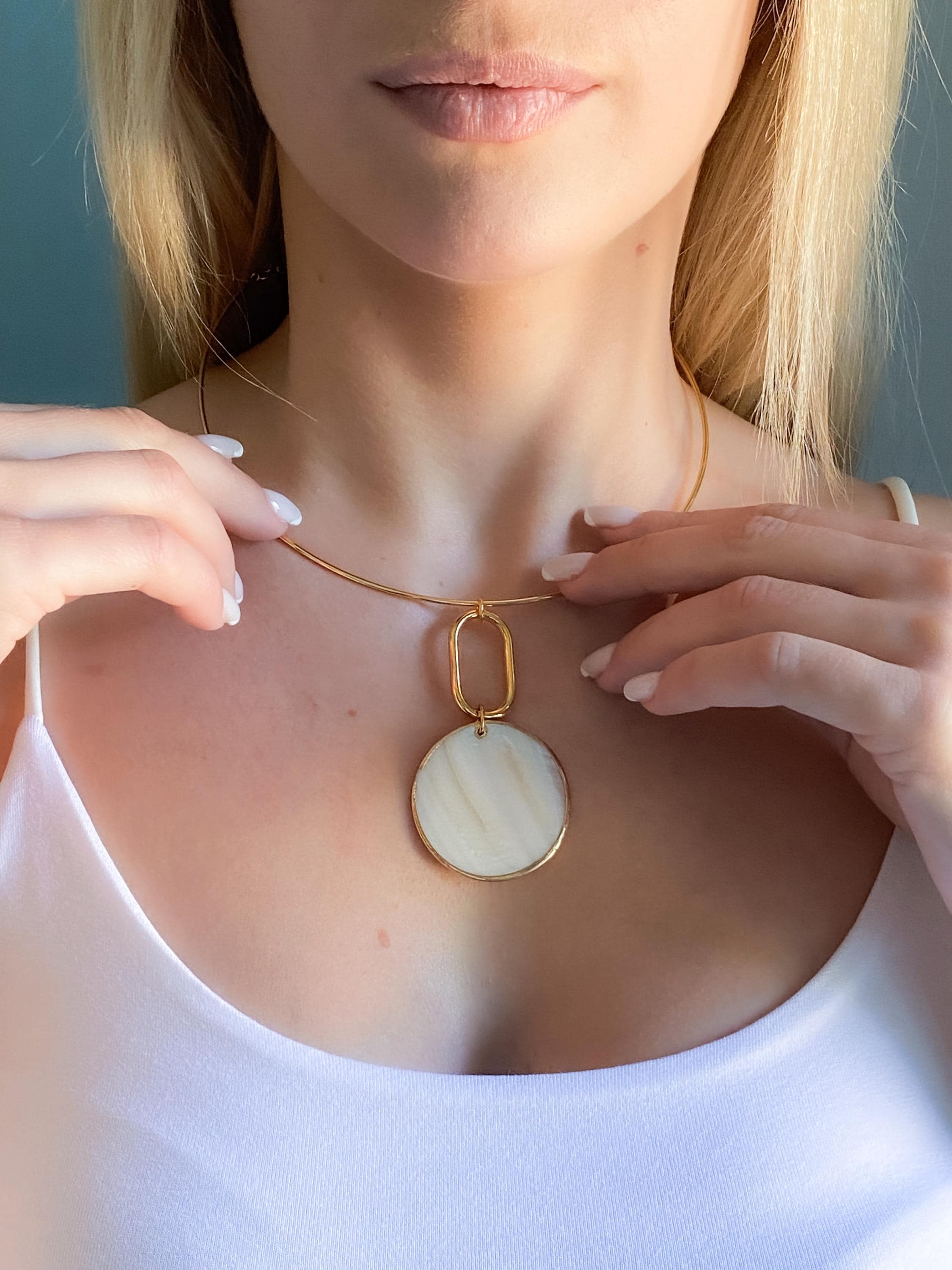 Round sea shell pendant Necklace, Big Mother of Pearl collar Necklace, Bridal summer Necklace, Siren mermaid core aesthetic, Mum Gift, MARIS