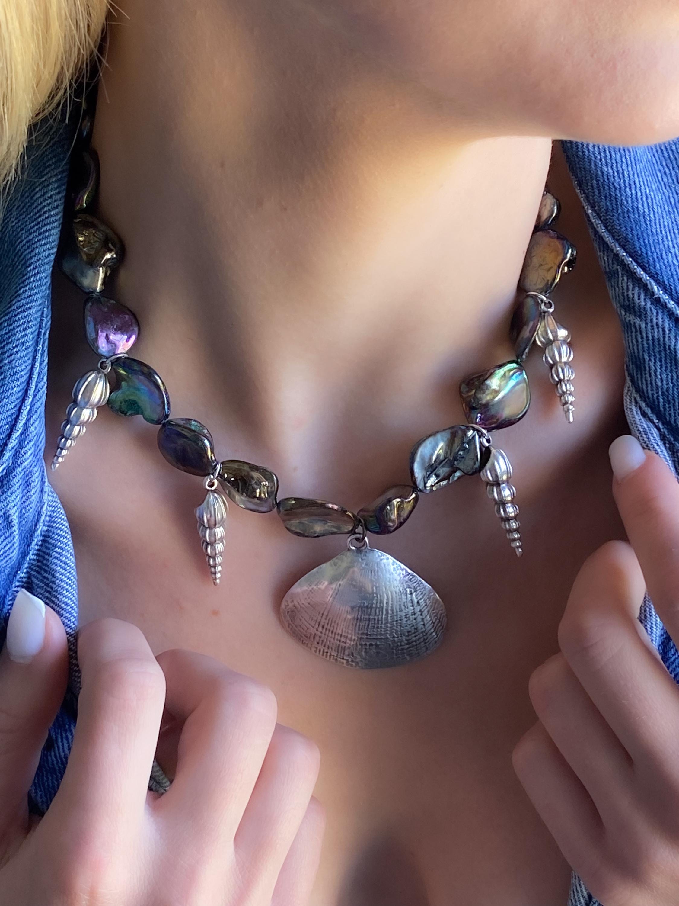 Silver Chunky clam shell Pendant Necklace, Black Shells beads Necklace, Silver tower shell charms, Beach necklace, Girlfriend Gift, NERIDA