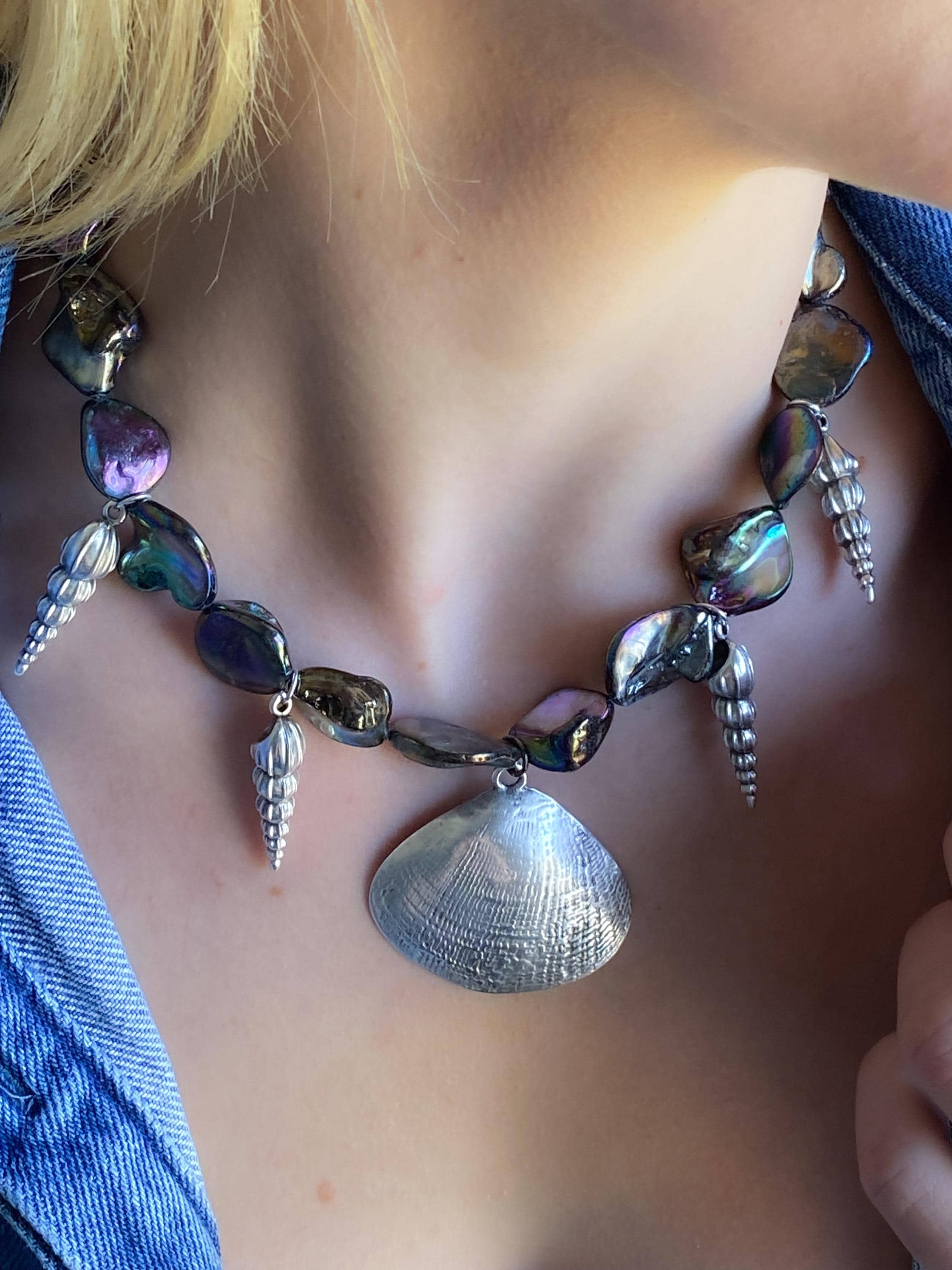 Silver Chunky clam shell Pendant Necklace, Black Shells beads Necklace, Silver tower shell charms, Beach necklace, Girlfriend Gift, NERIDA