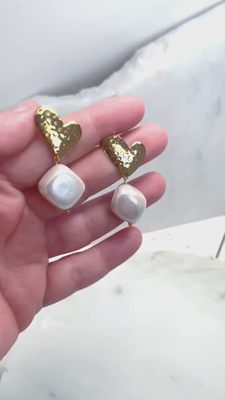 Gold heart stud earring with big pearls