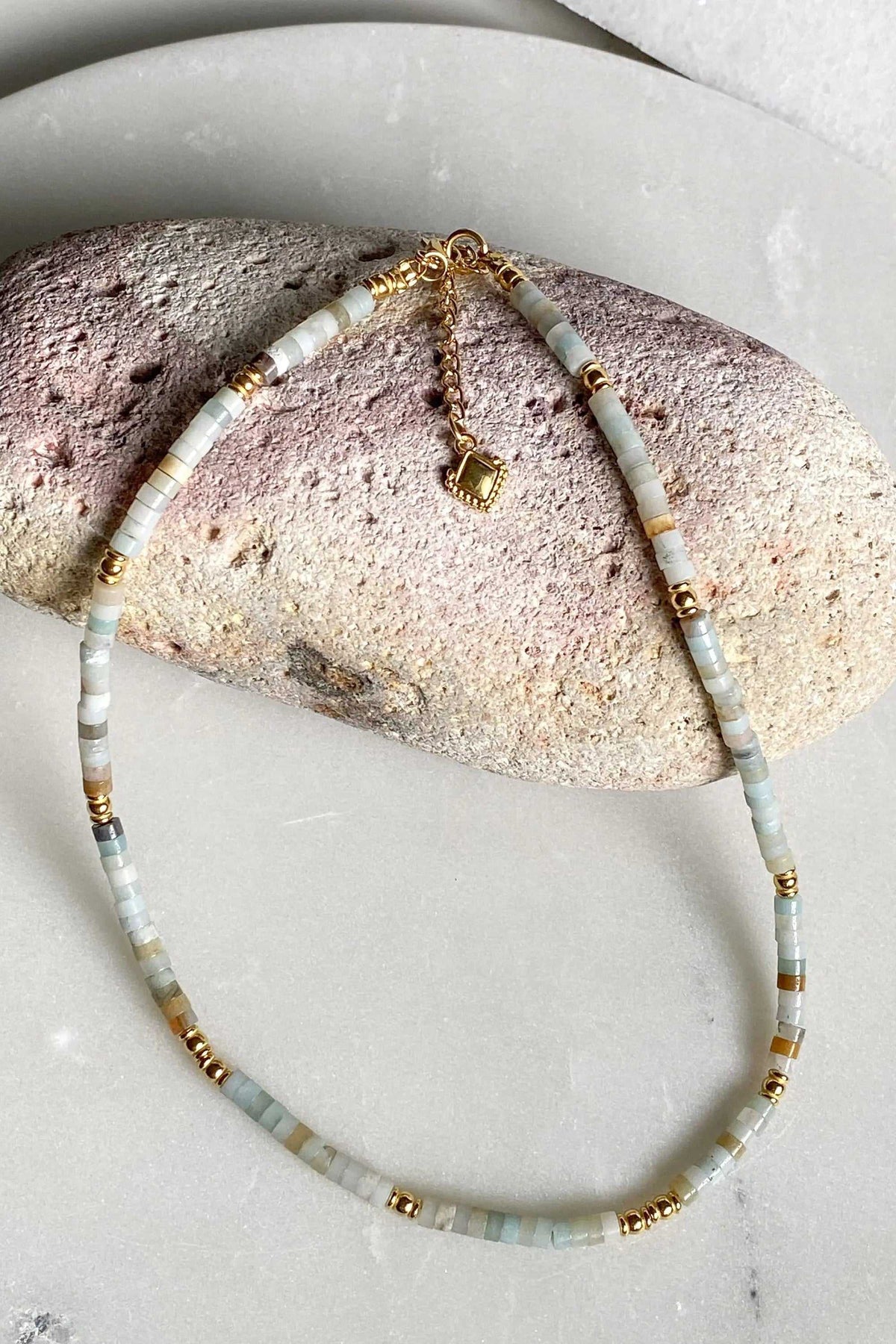 AELIA NECKLACE with pale blue and white aquamarine beads, gold-tone spacers and a delicate chain detail