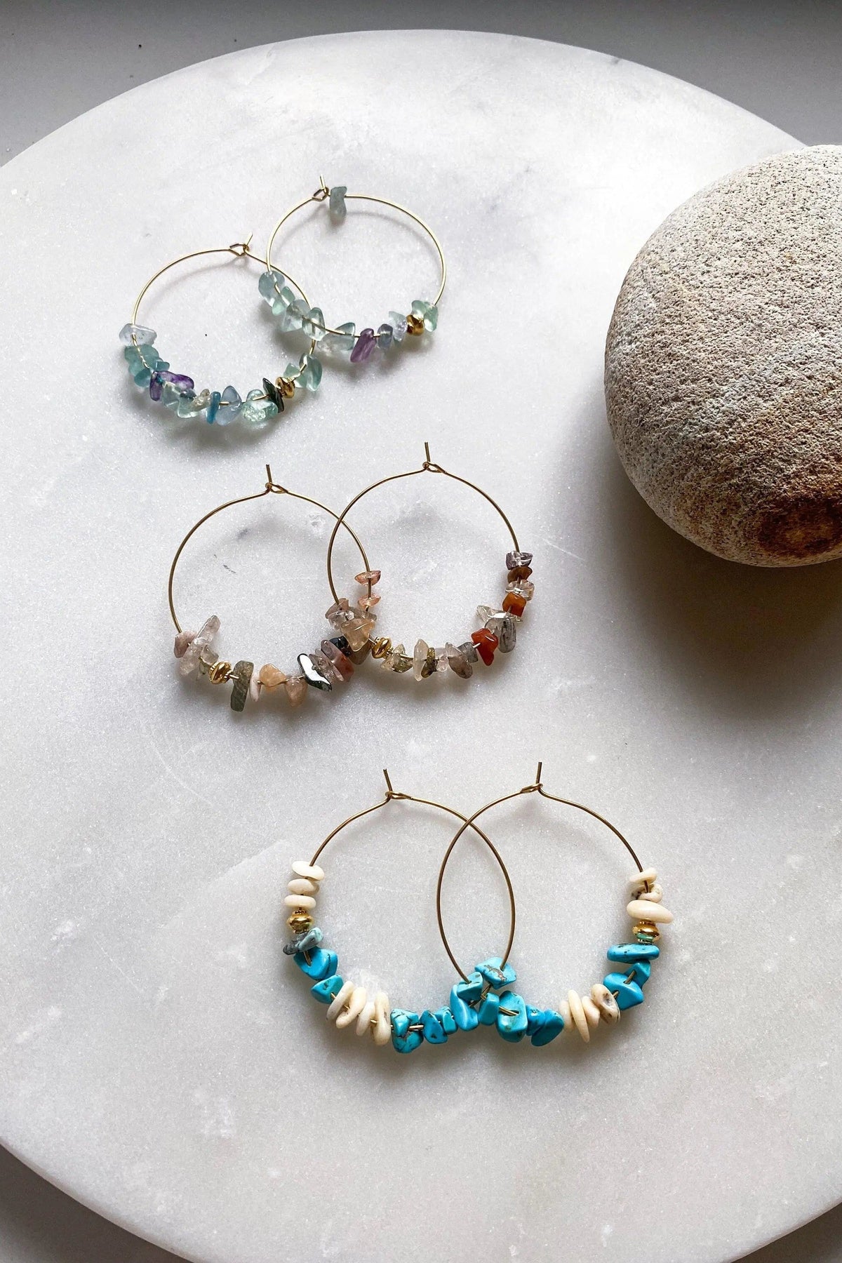AFRODITA EARRINGS, gold-tone brass hoops with multicoloured, translucent and turquoise stone chips in three pairs