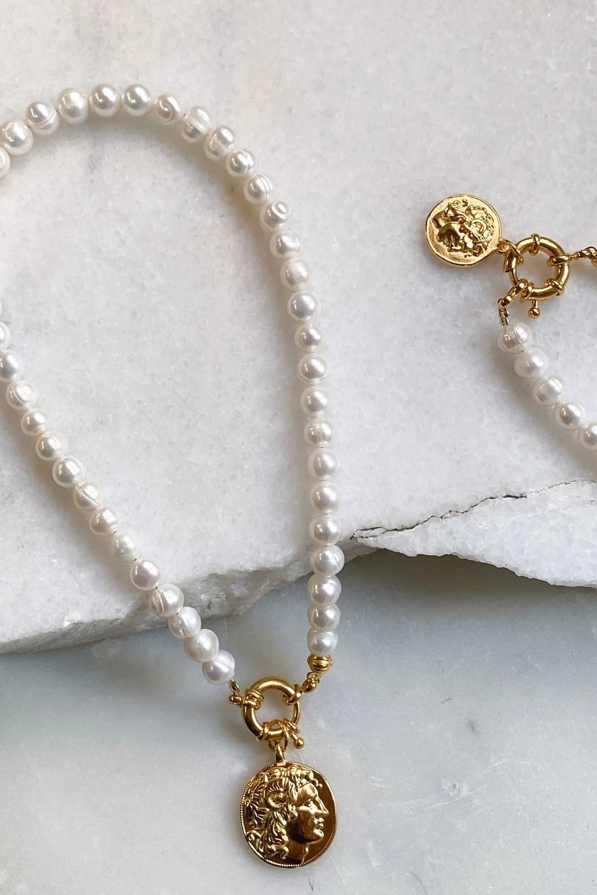 Pearl bracelet with lustrous white freshwater pearls, gold-tone fittings and a round Alexander the Great coin charm