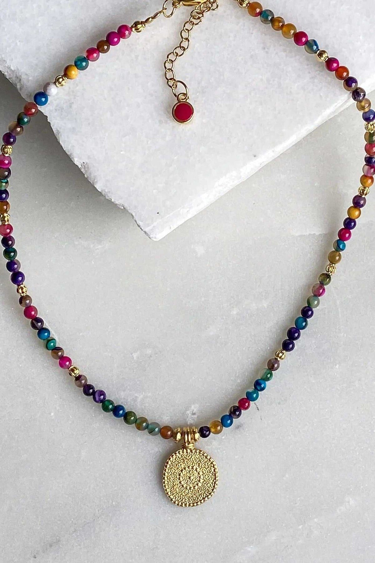 ALKYONI NECKLACE with multicolour agate beads, gold-tone accents, and round textured pendant