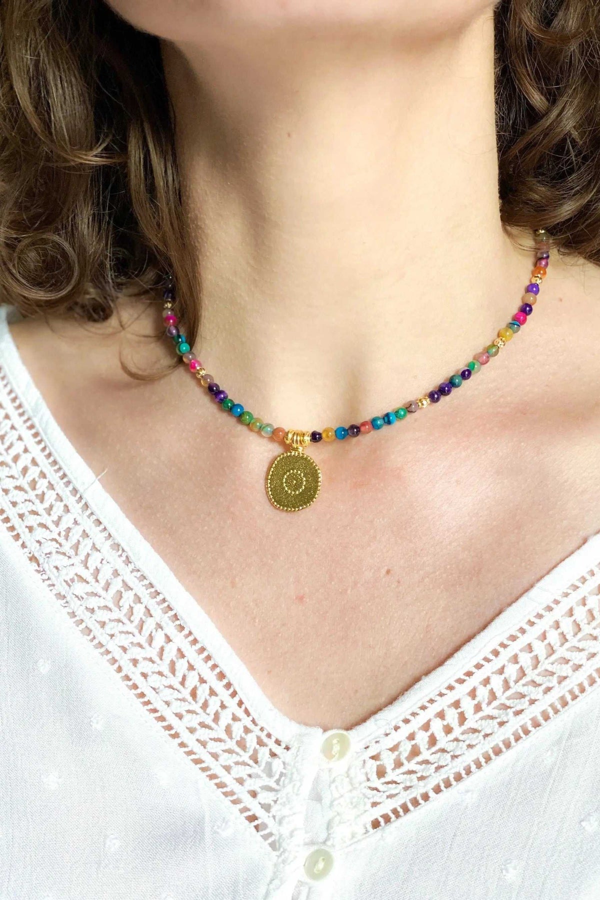 ALKYONI NECKLACE with multicolour agate beads and a gold-toned circular pendant