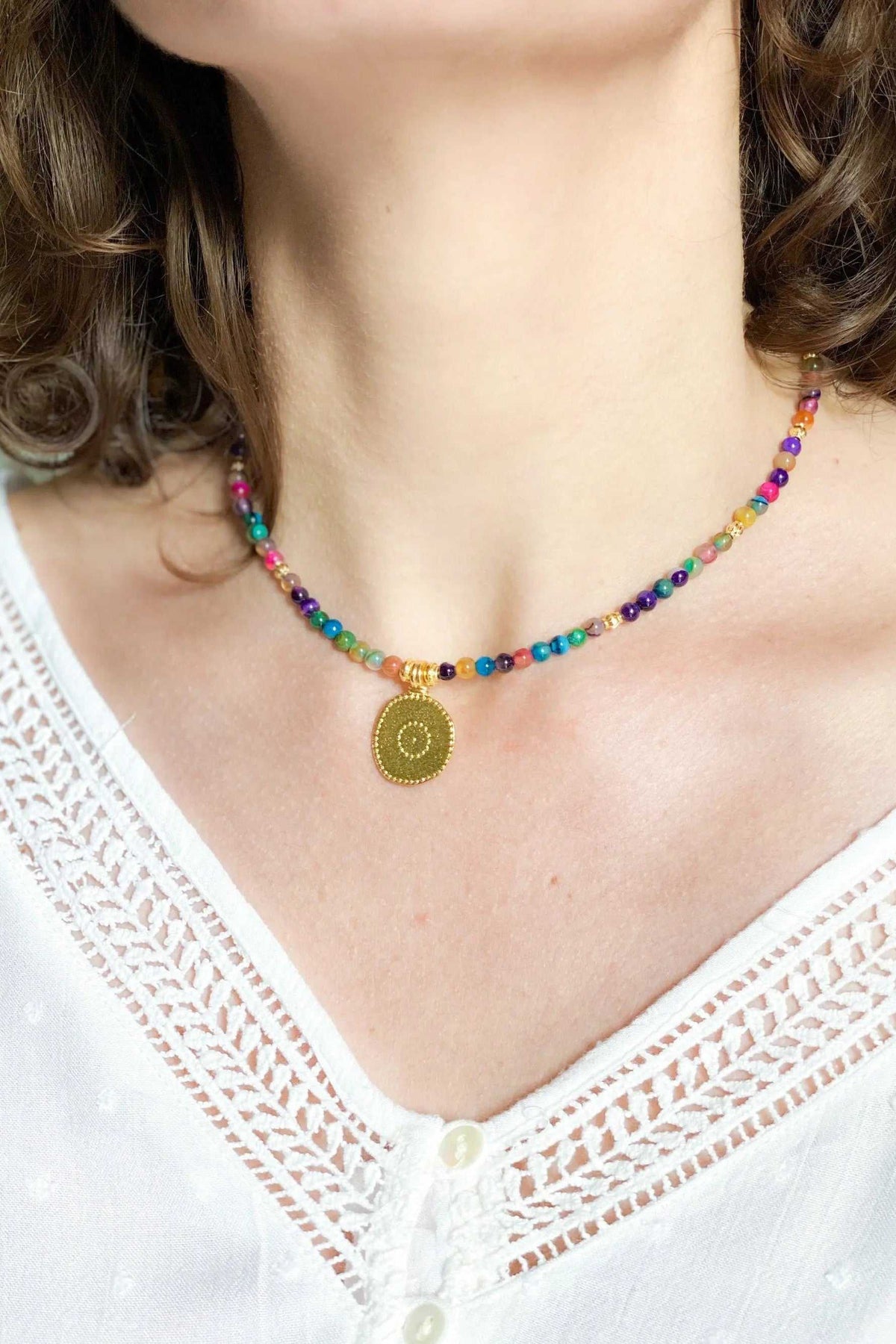 ALKYONI NECKLACE with multicolour beaded agate-style strand and gold-tone circular pendant