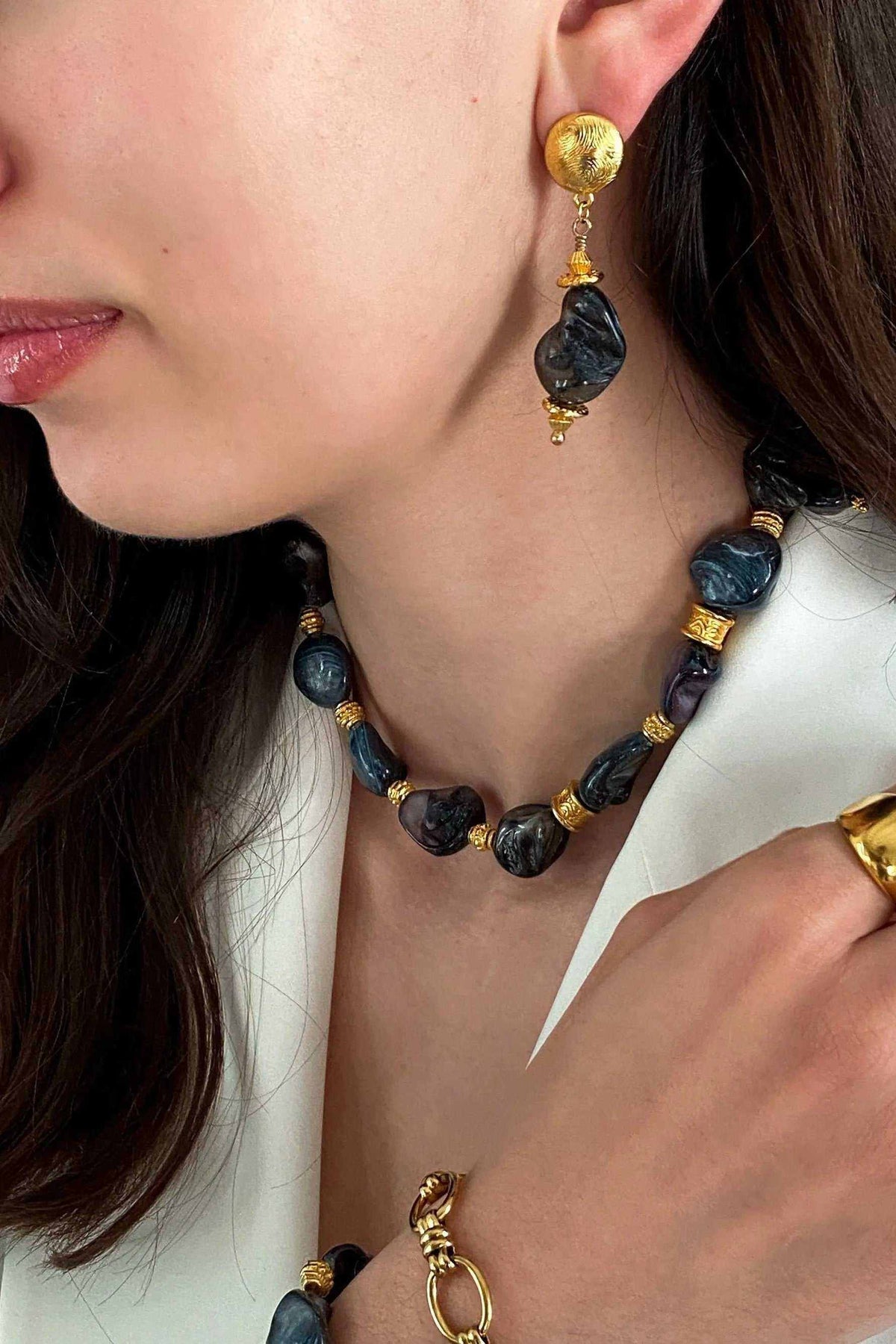 AMAZONA Shell Necklace with dark natural shell beads, gold-plated accents, and matching dangling earrings