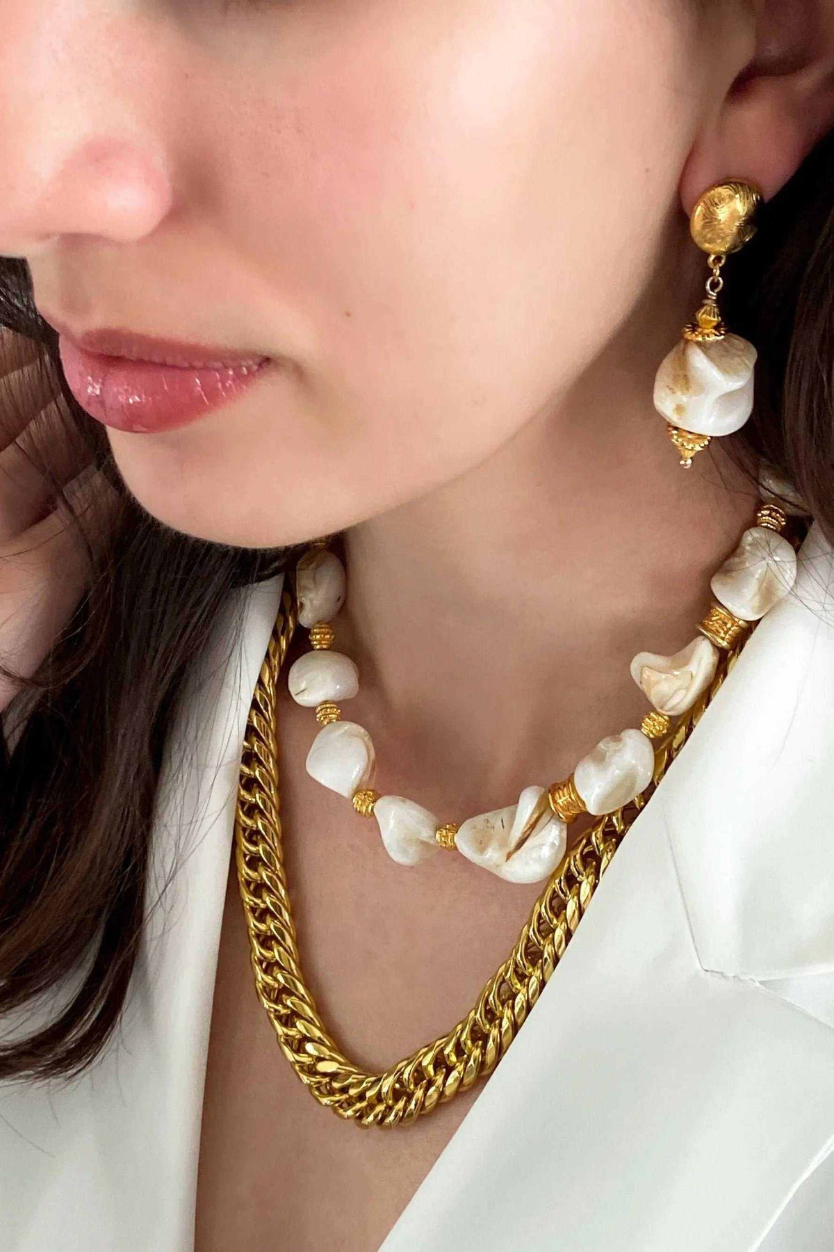 AMAZONA Shell Necklace with white natural shell beads and layered gold-tone chain detailing