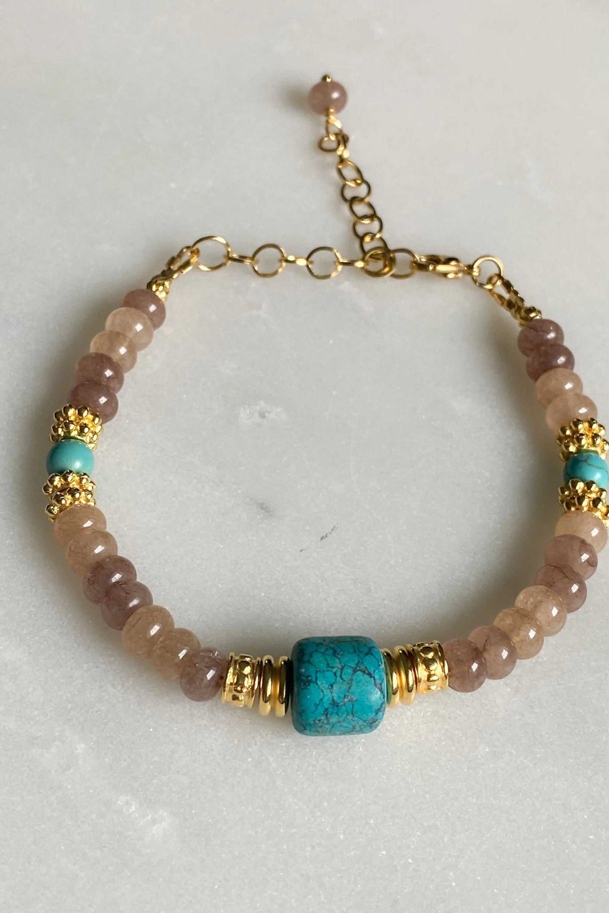 ARETI Bracelet with translucent beige agate beads, turquoise stones and ornate gold-tone accents, including a turquoise centerpiece
