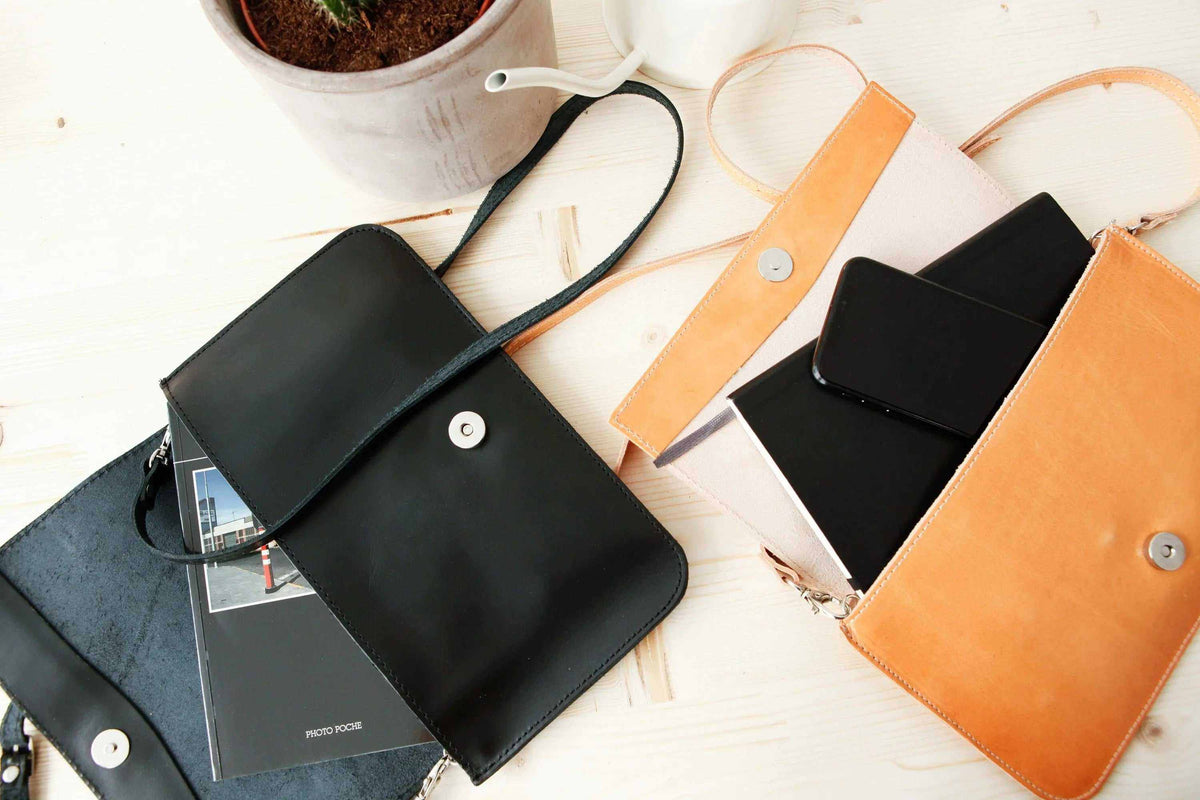 ARION envelope bag in black and natural leather, with large flap, magnetic closure and detachable shoulder strap