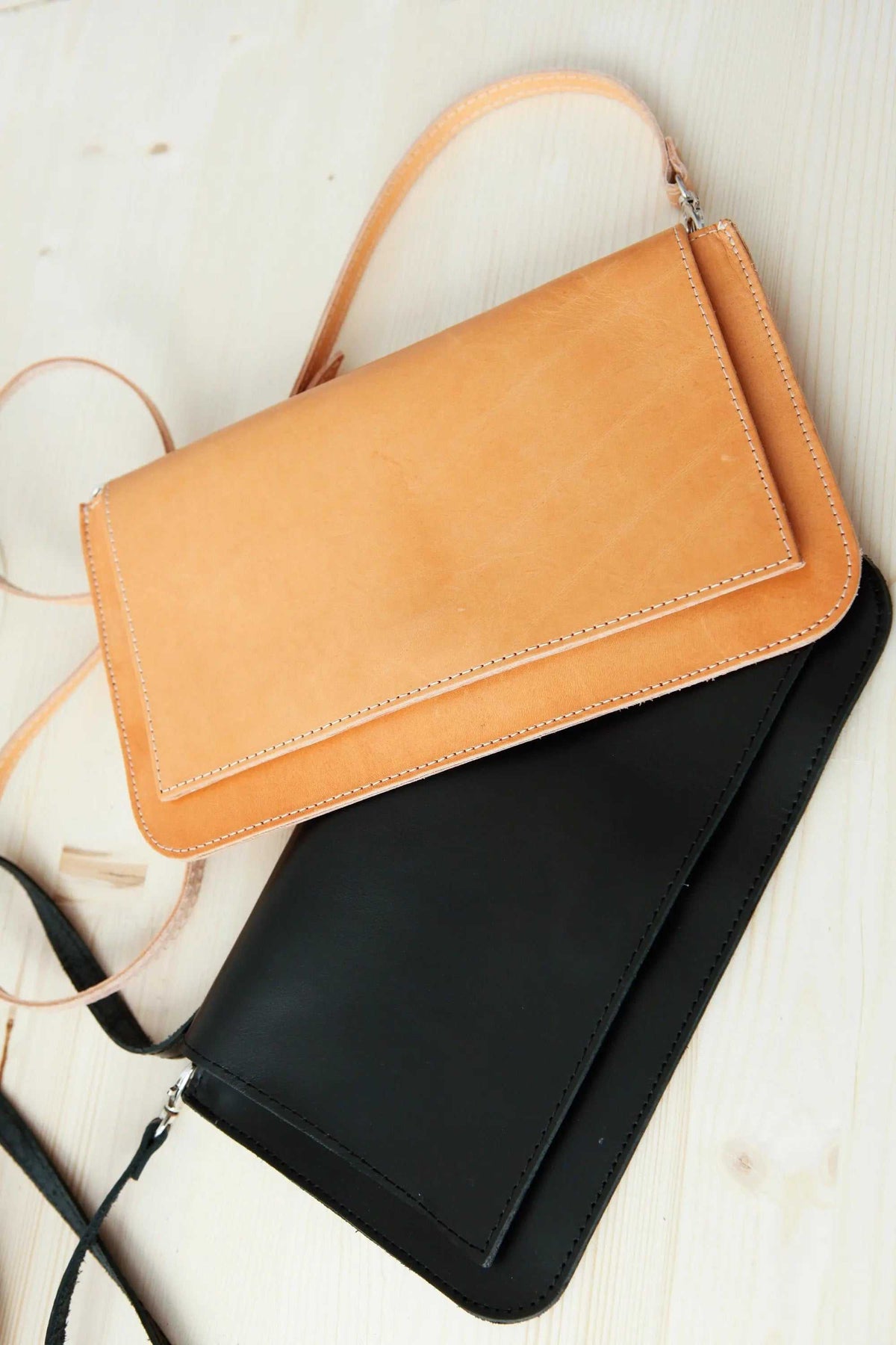 ARION envelope shoulder bag in natural tan and black leather with rectangular flap, stitched edges and detachable strap