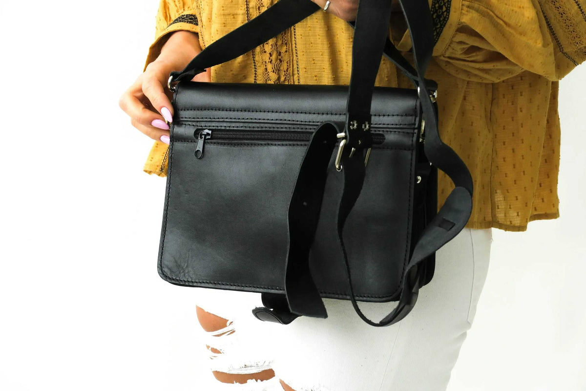 ATHINAÏS shoulder bag in black smooth leather with an adjustable strap, front zip pocket and metallic hardware