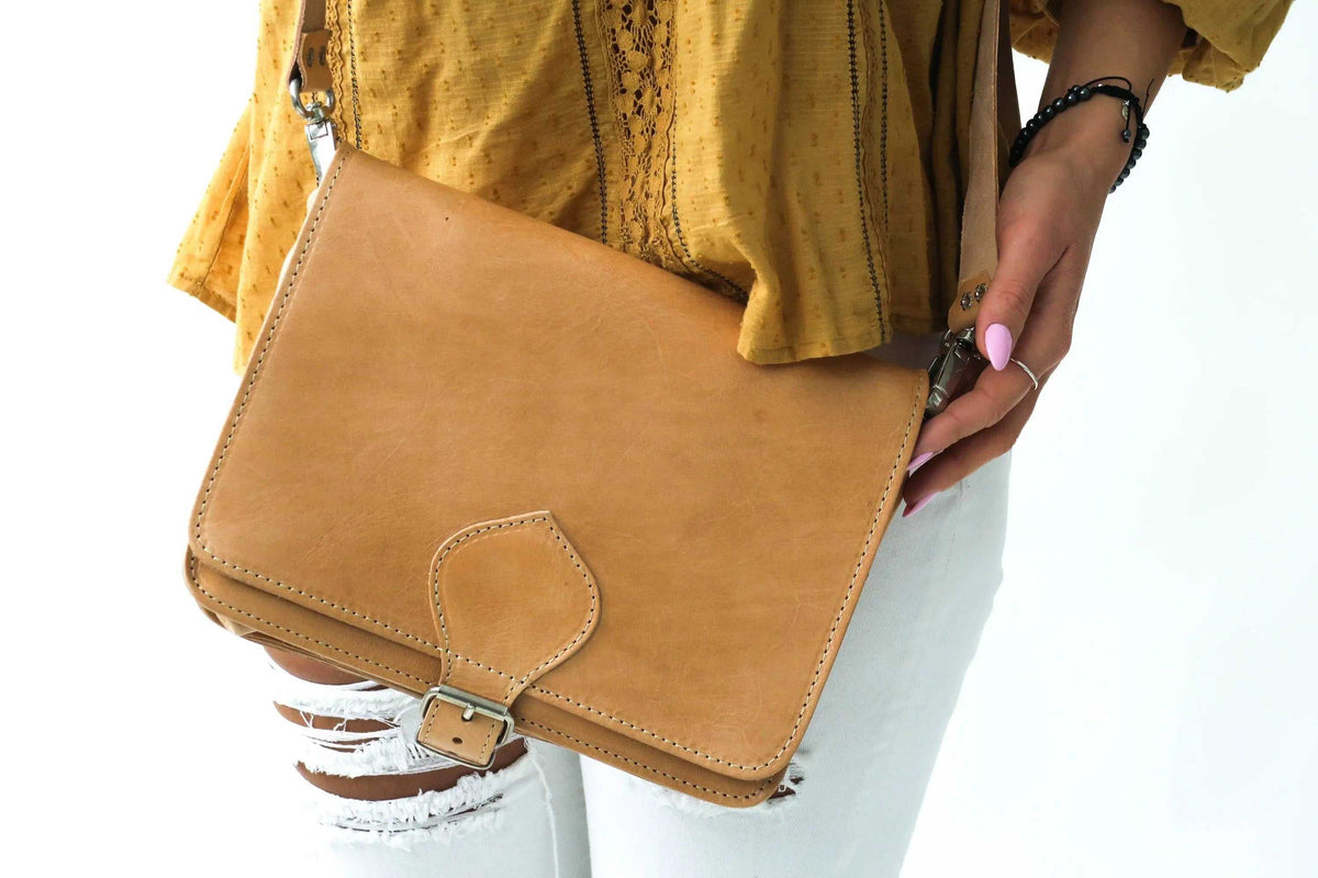 ATHINAÏS shoulder bag in tan leather with a smooth finish, stitched edges and a decorative buckle tab closure