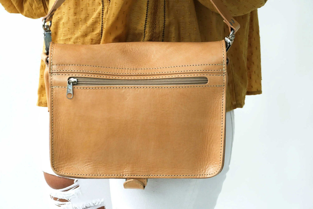 ATHINAÏS shoulder bag in tan leather with a smooth finish, contrast stitching, adjustable strap and front zip pocket