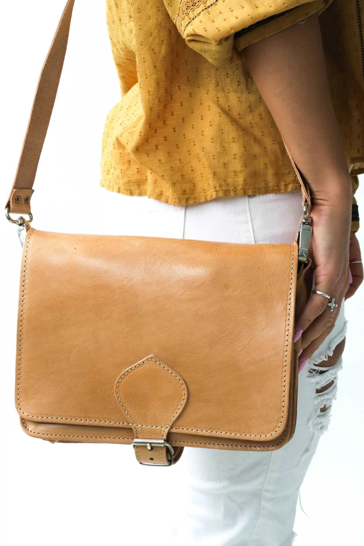 ATHINAÏS shoulder bag in tan leather with a smooth finish, stitched flap, decorative leather tab and metal buckle