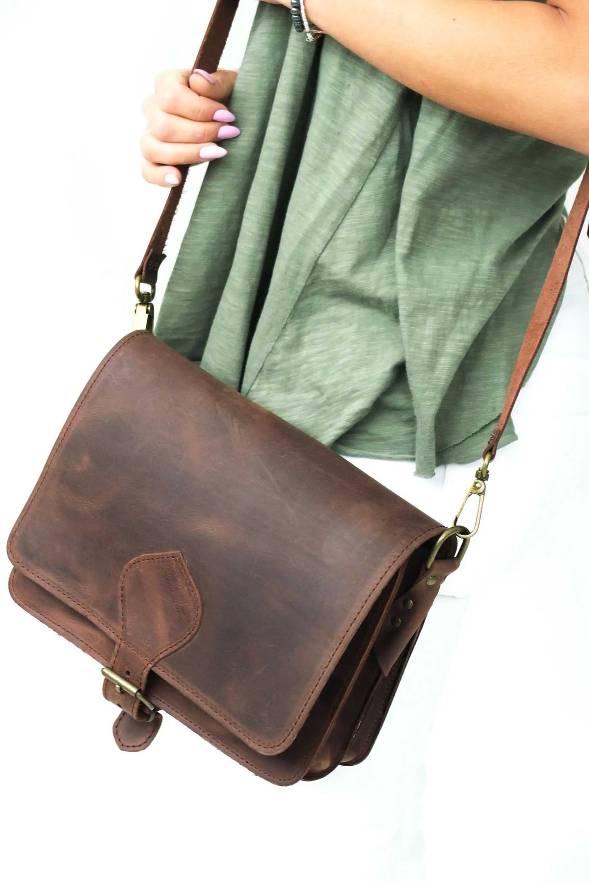 ATHINAÏS shoulder bag in brown full-grain leather with flap closure, adjustable strap and multiple compartments