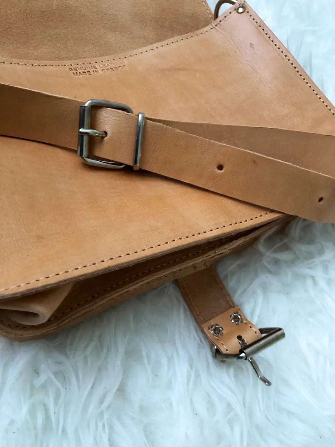 ATHINAÏS shoulder bag in tan full-grain leather with adjustable buckled strap and stitched flap