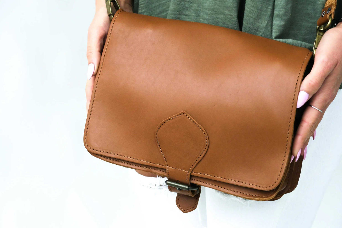 ATHINAÏS shoulder bag in tan full grain leather with a smooth finish, flap closure and adjustable strap