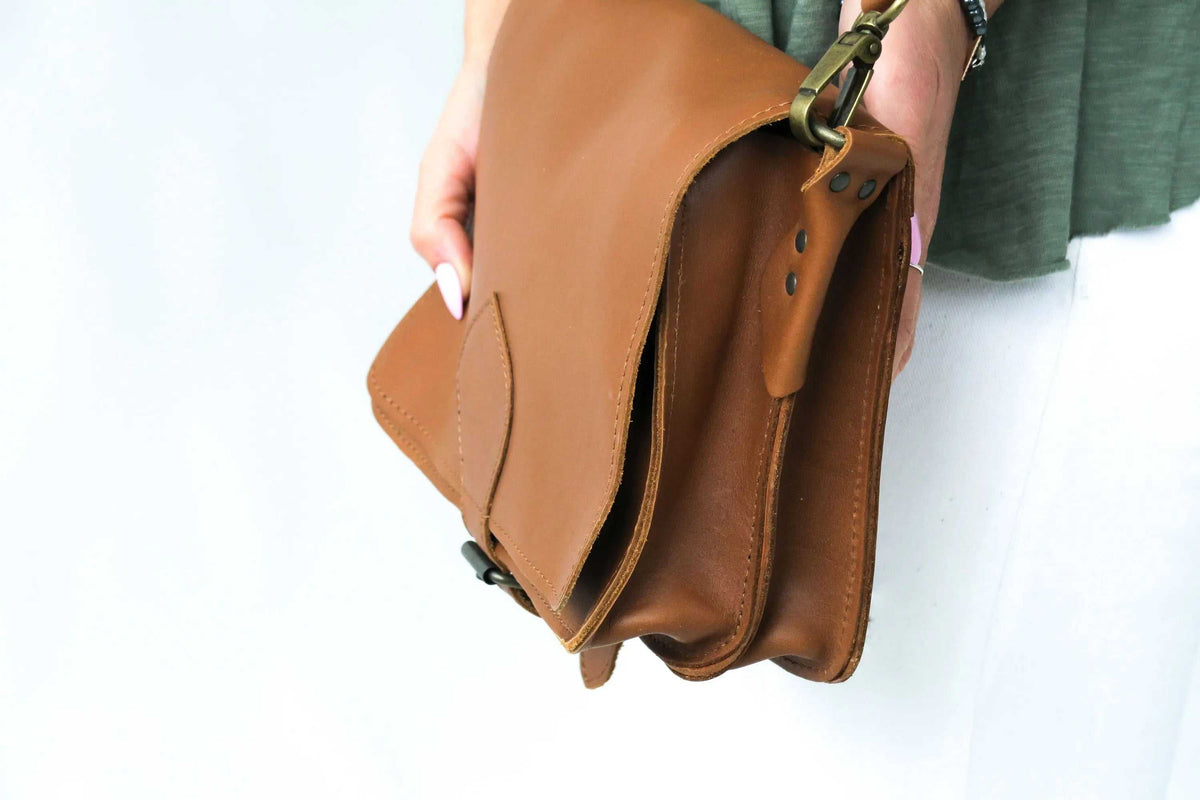 ATHINAÏS shoulder bag in tan full-grain leather with flap closure, adjustable strap and two compartments
