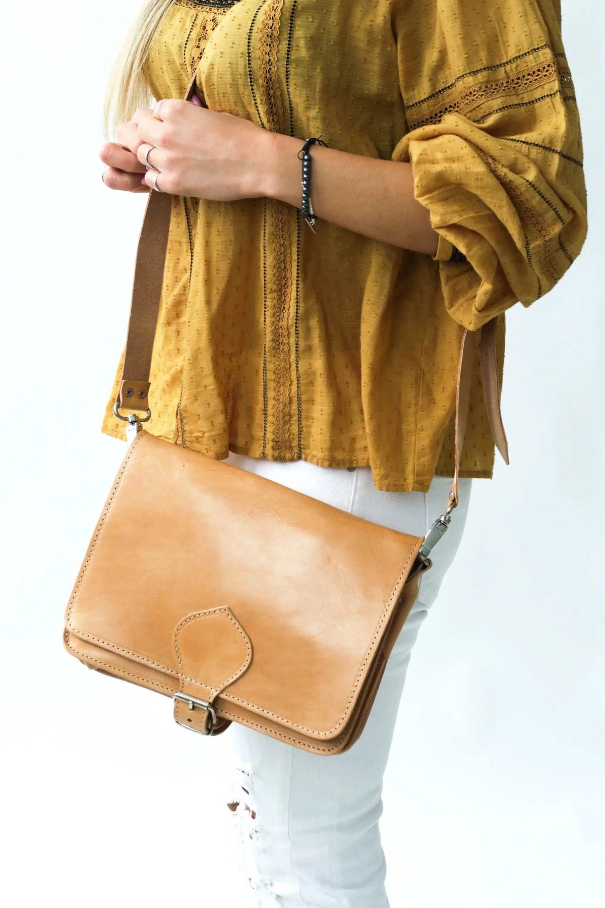 ATHINAÏS shoulder bag in tan leather with a smooth finish, stitched edges, and a front flap with metal clasp