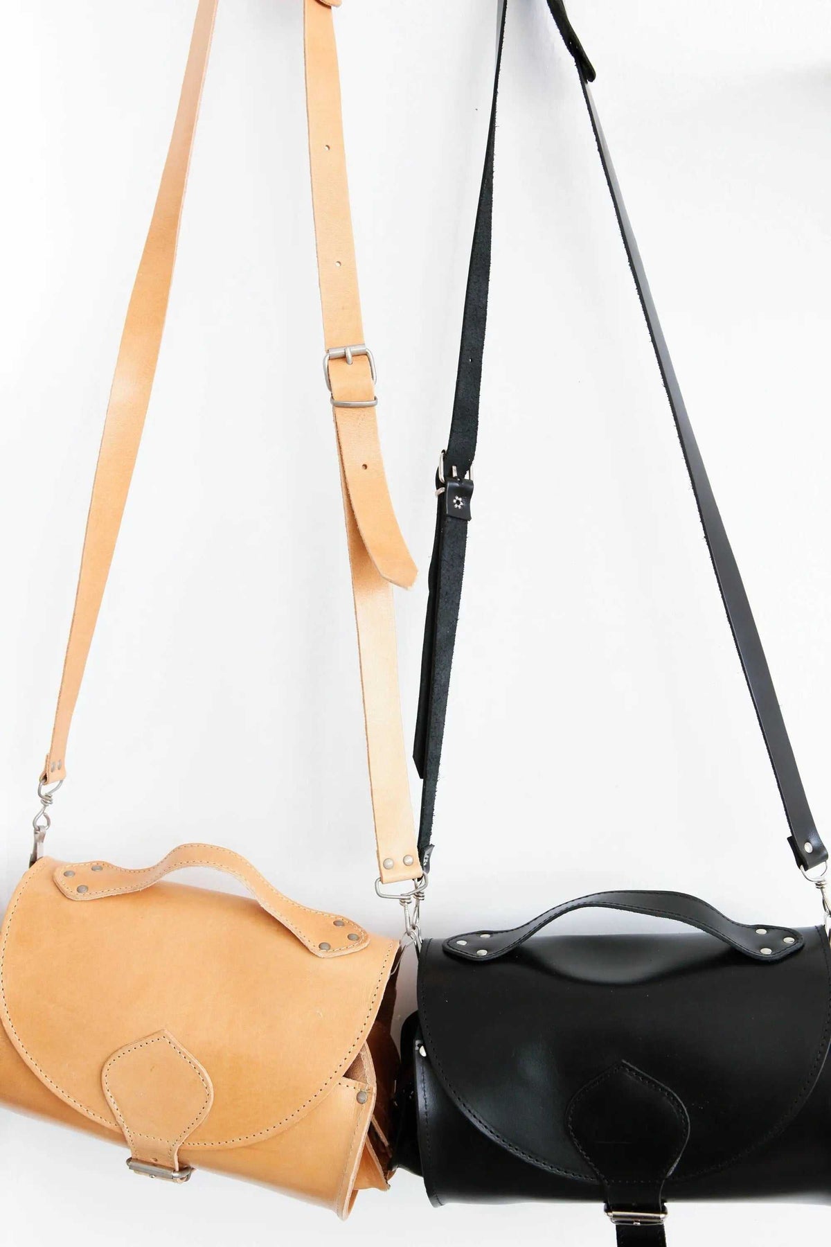 BARREL BAG with pockets in natural and black full-grain leather, with flap closure and adjustable straps