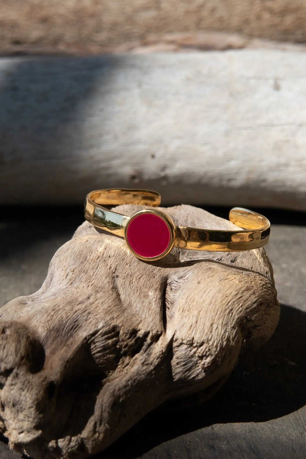 Bracelet femme or gold-tone open cuff with hammered texture and a bold round magenta-red enamel centerpiece