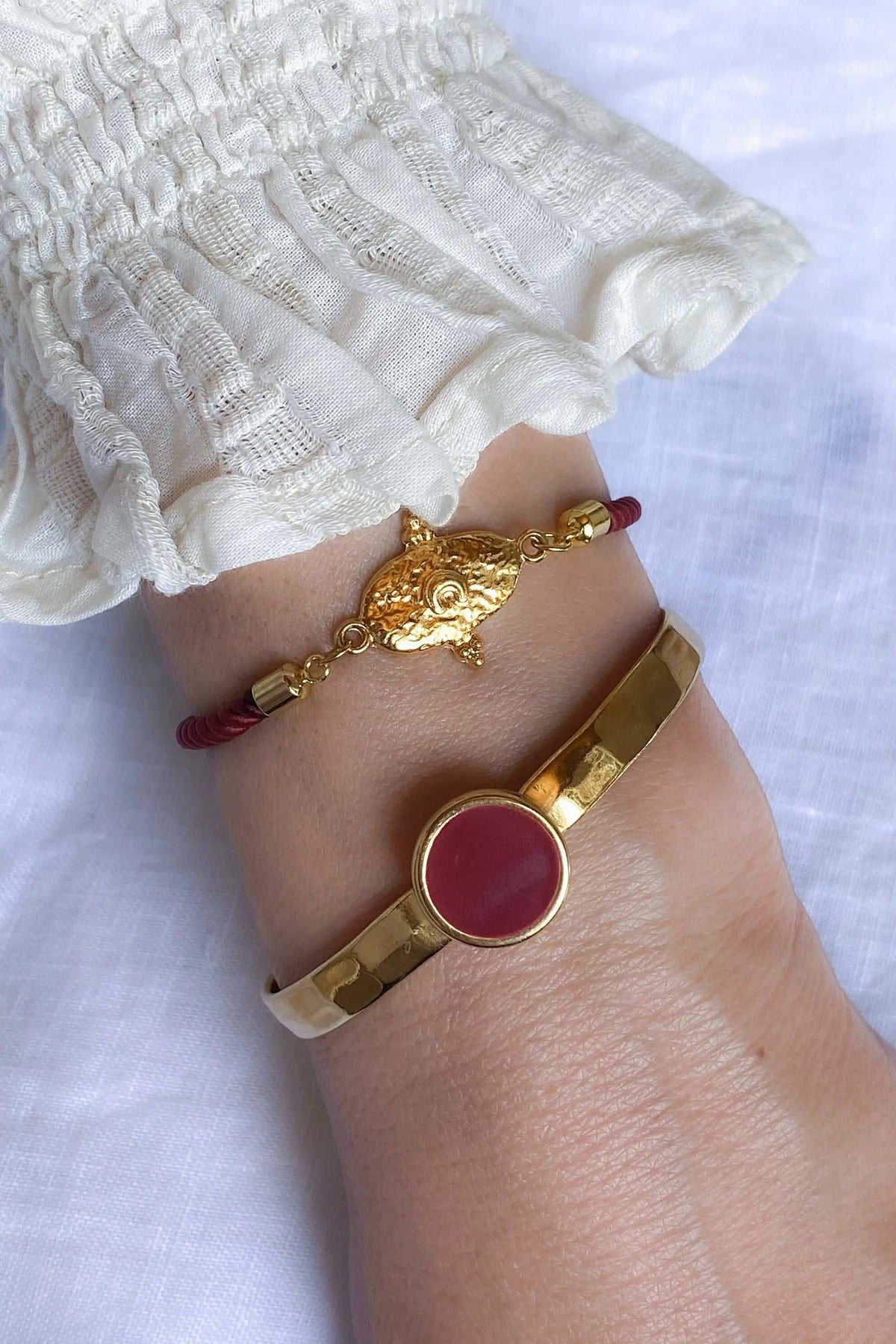 Bracelet femme or hammered gold-tone bangle with a round burgundy red enamel centerpiece and slim rim