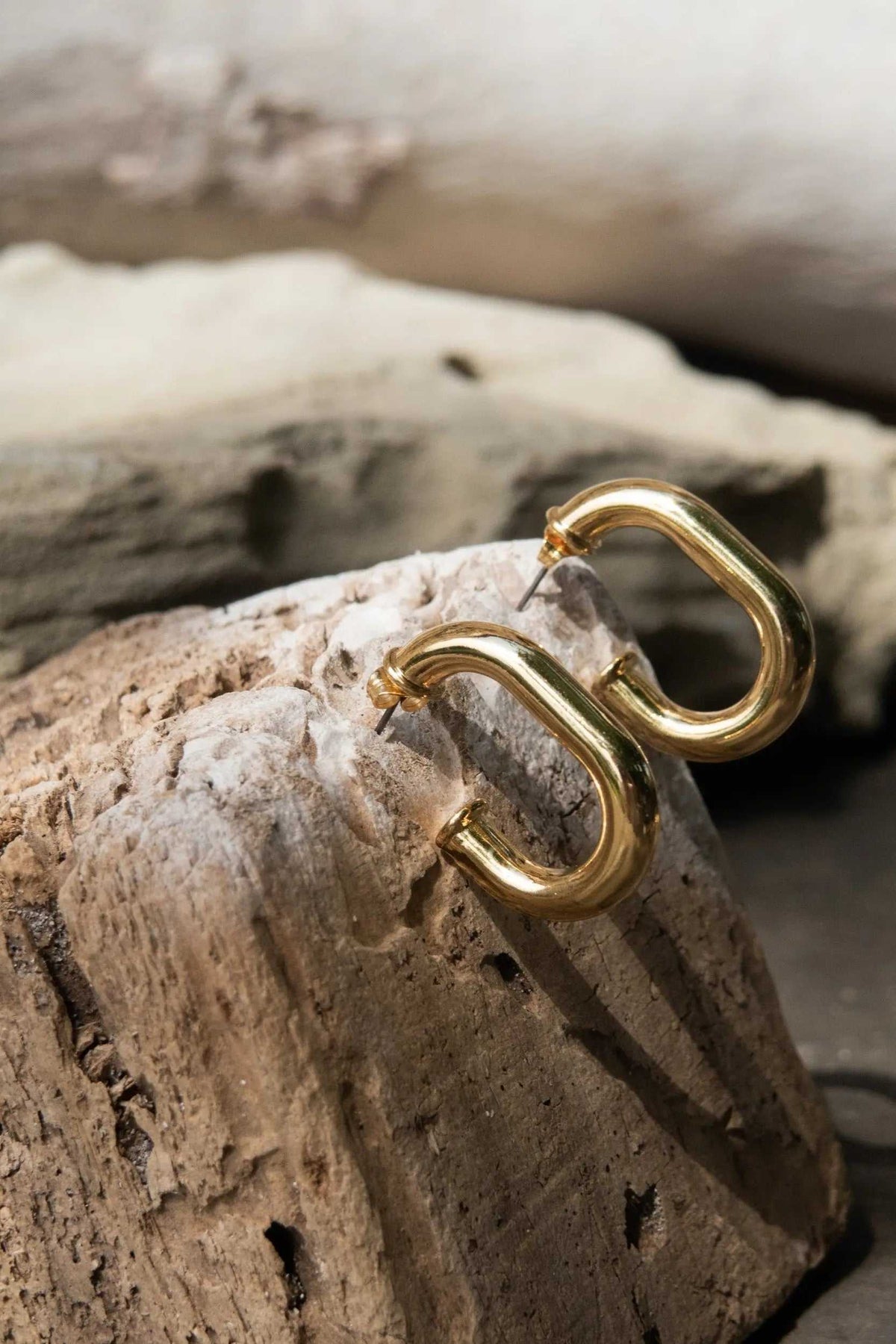 Chunky chain Hoops in glossy gold-tone metal, shaped as open interlocking links with curved ends