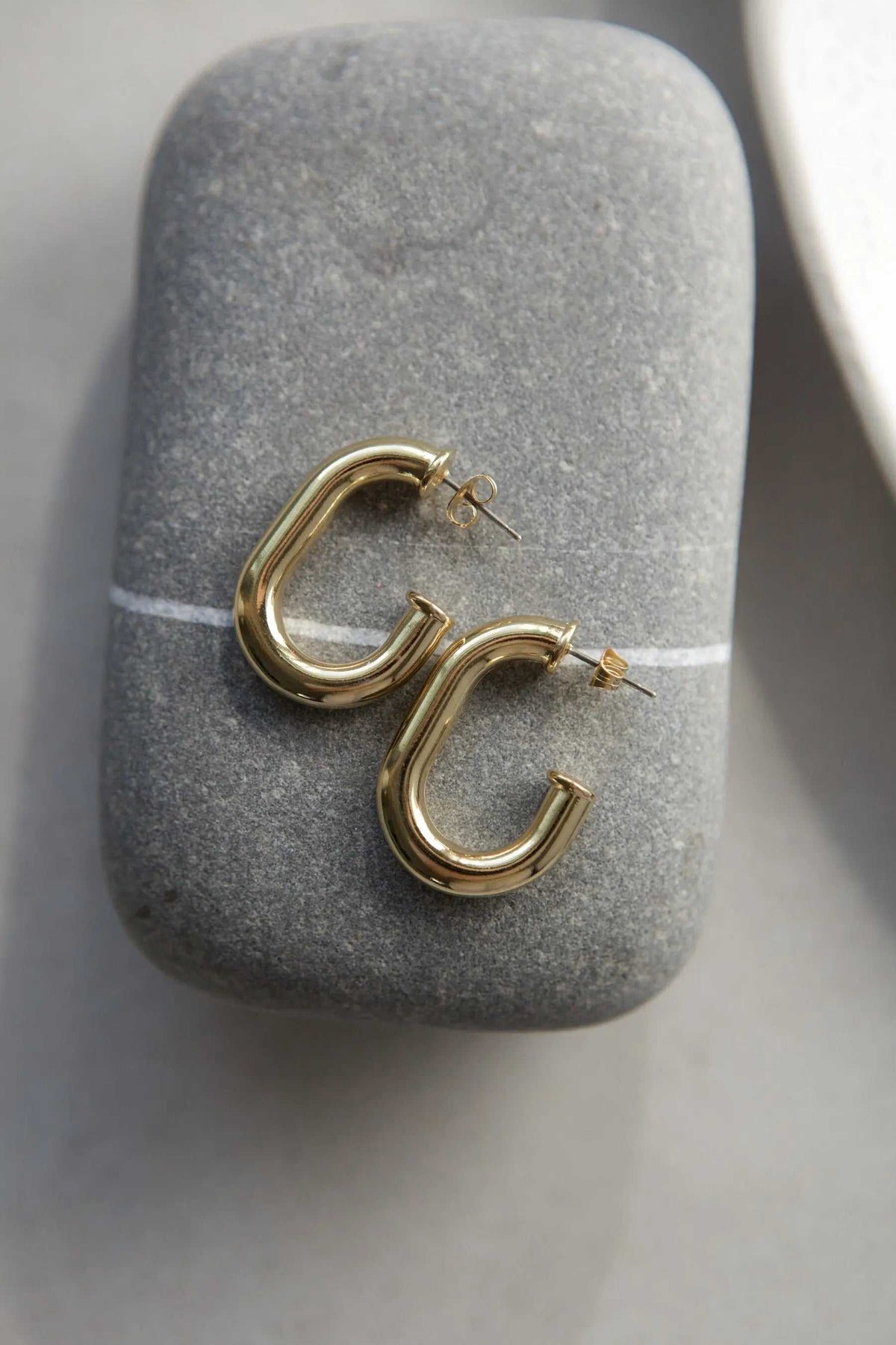 Chunky chain Hoops in polished gold-tone metal, with smooth chunky open C-shaped links and slim posts