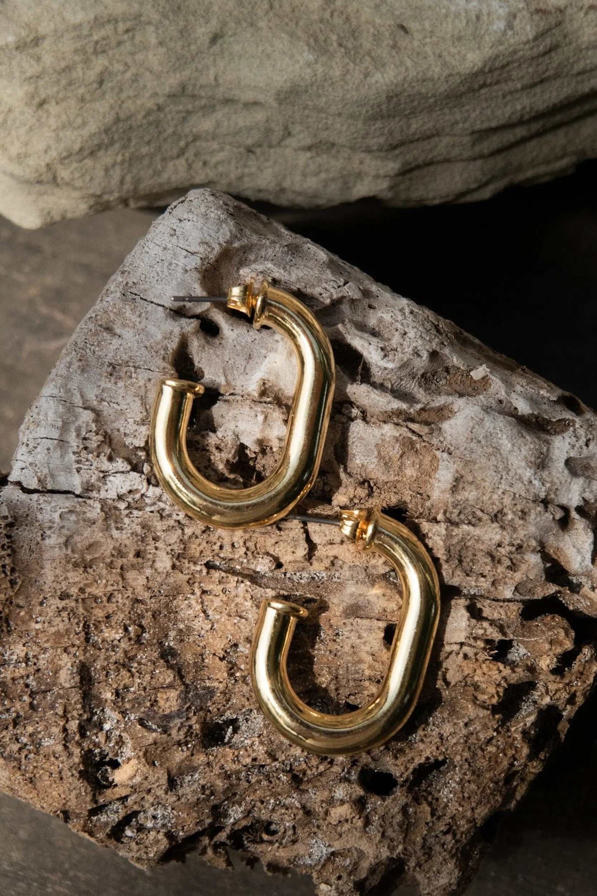 Chunky chain Hoops in polished gold-tone metal with curved U-shaped links and hinged pin closures
