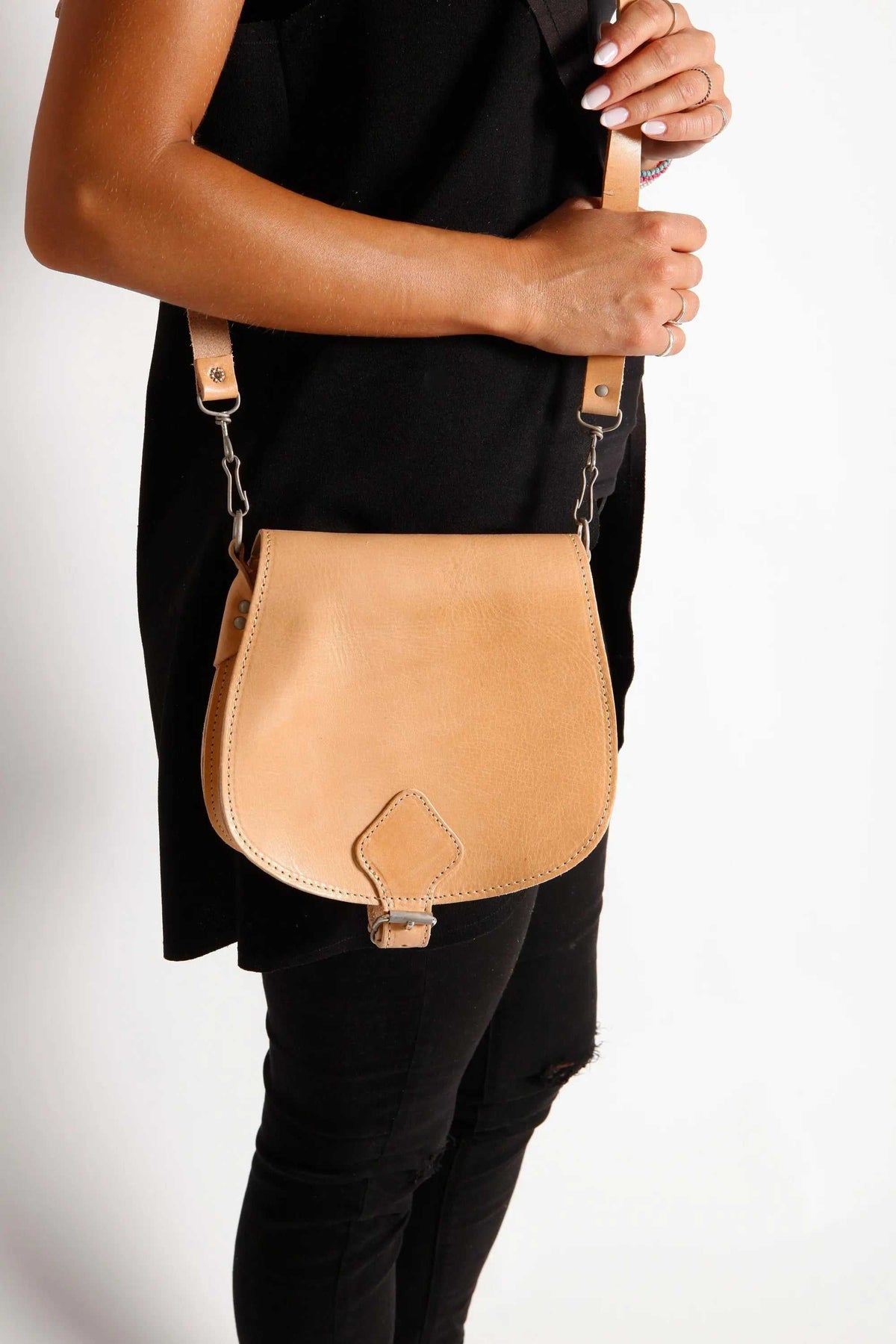 DIONE saddle shoulder bag in natural tan leather, with an adjustable strap, stitched flap and metal buckle