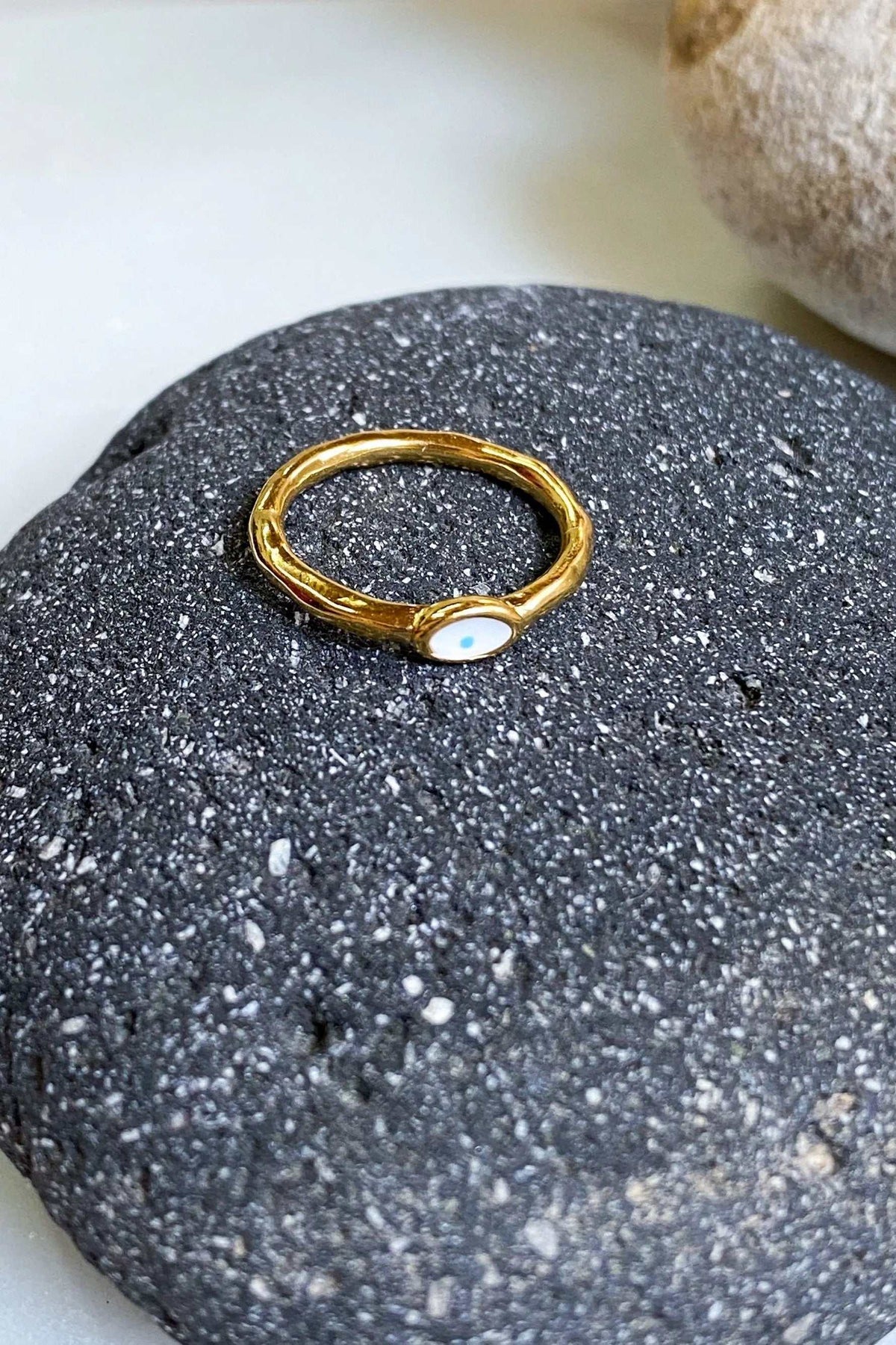 EYE Evil eye ring in gold-tone metal, featuring a slim textured band and a small white eye-shaped detail