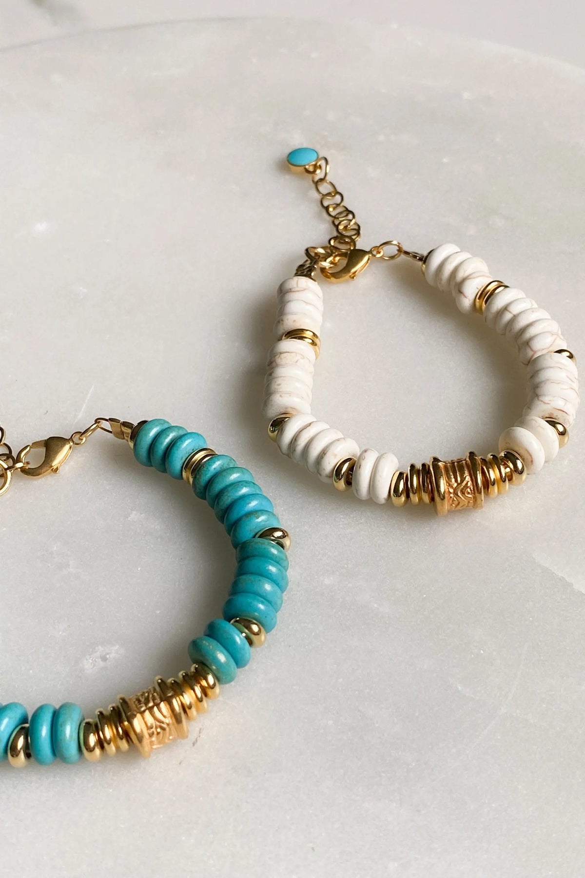 Heishi howlite beads bracelet with white and turquoise disc-shaped beads, gold-tone spacers and adjustable chain