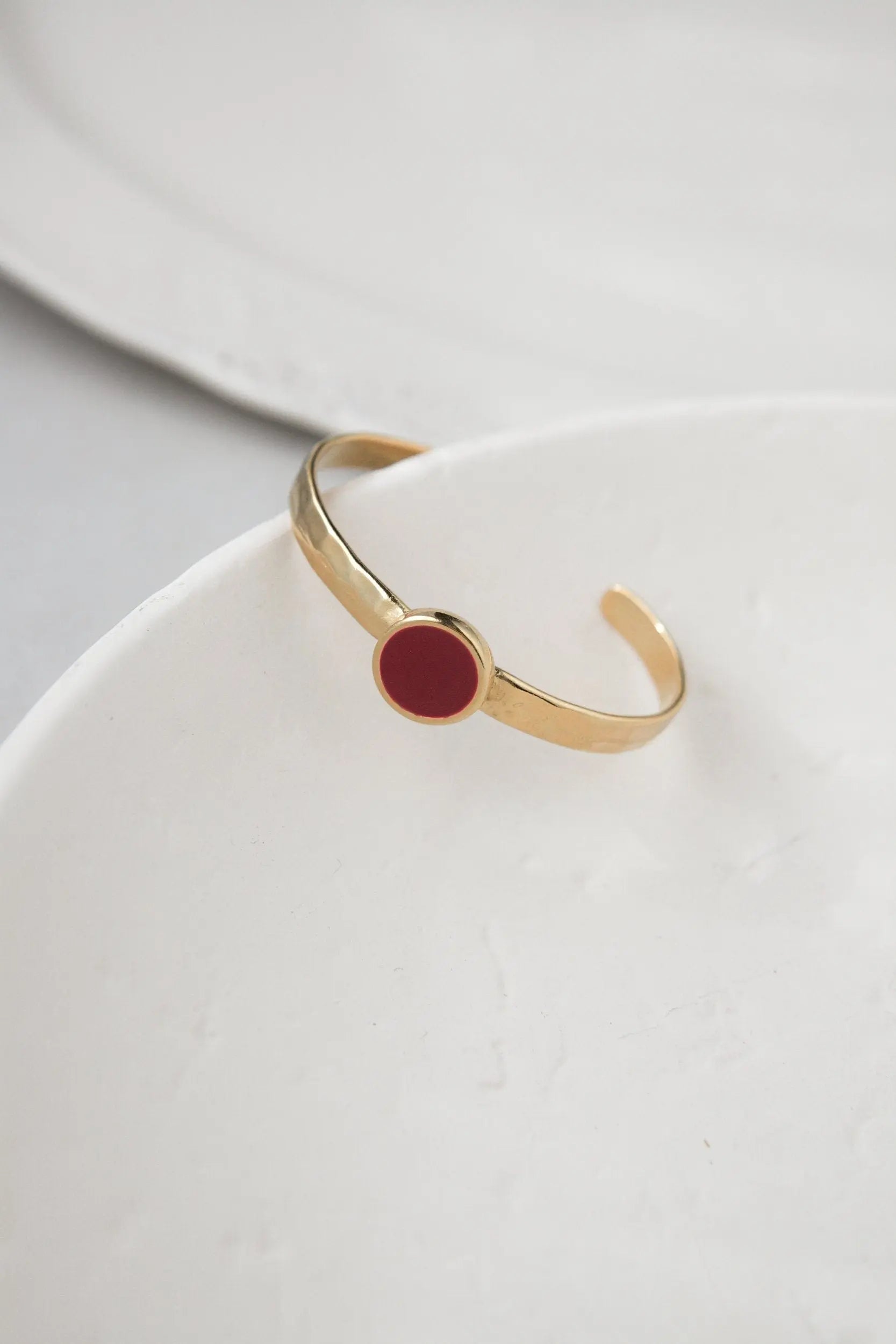 Gold plated Hammered bracelet, Minimalist Bangle with purple resin motif, Boho chic bracelet femme, Adjustable stackable bracelets