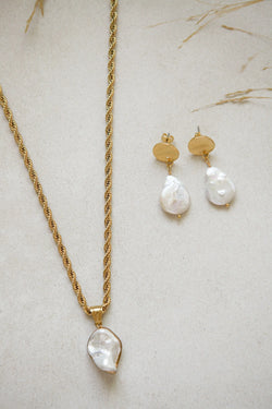 Medallion Long Necklace, Chain necklace with pearl pendant, Baroque pearl necklace, Collier chaine or, Halskette Damen